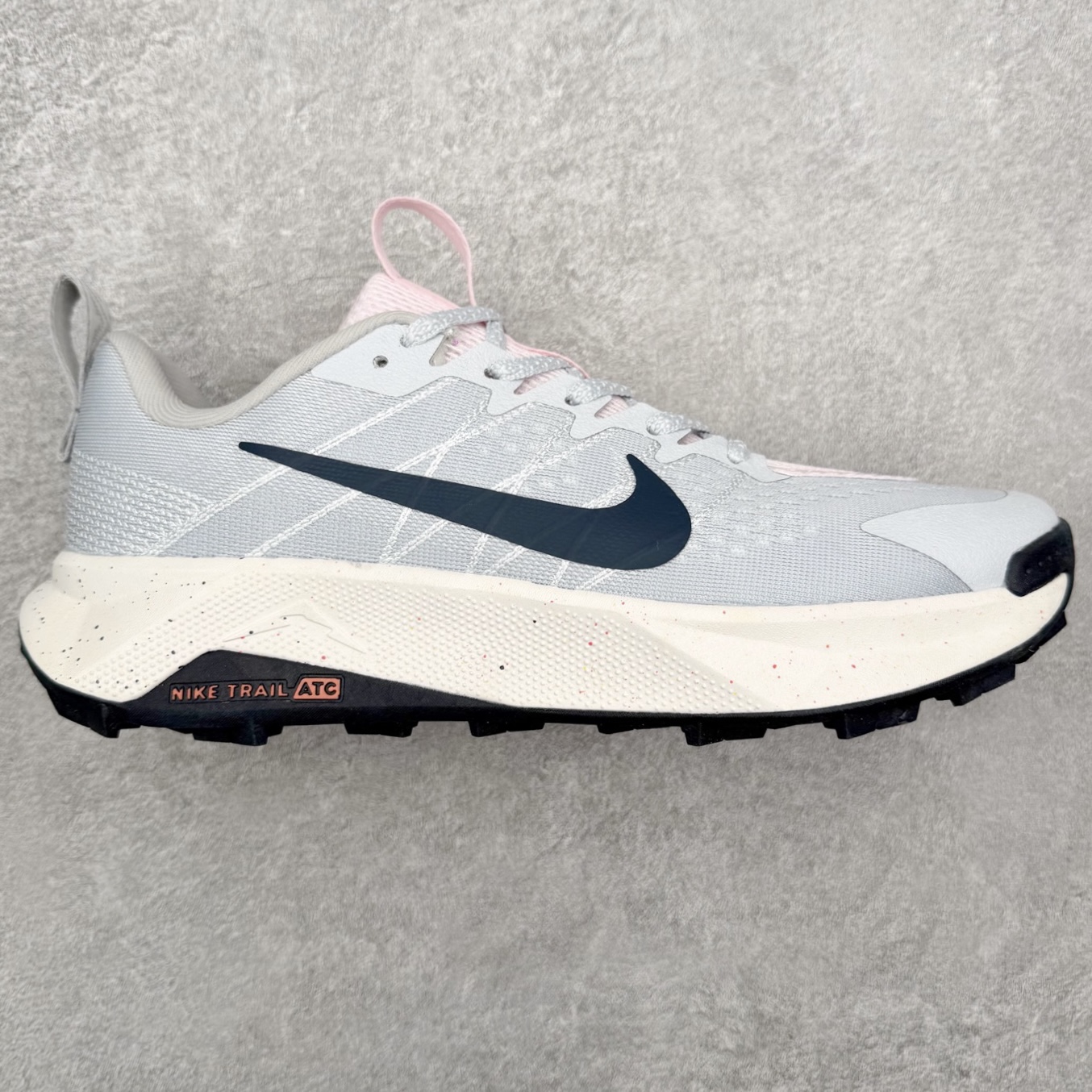 NK Wildhorse 10 时尚舒适防滑透气轻便 低帮跑步鞋 全面革新给我们留下了复杂的感受。我们非常喜欢升级后的做工和舒适的 ReactX 中底，但我们认为过重的重量、上涨的价格以及易碎的鞋面削弱了它的吸引力。根据我们的经验，它在轻松的越野跑和长距离跑中表现最佳，但它不再像之前的版本那样，带来灵活、有趣的体验。实拍调校N版已经零色差零失真 百分百还原实物色彩所见即所得 不存在货不对板色差等低级问题 选购参考实物拍摄 不混卖不参货 只用心做好货严格选品 承诺混一赔十 尺码：36 36.5 37.5 38 38.5 39 40 40.5 41 42 42.5 43 44 44.5 45-选品中心