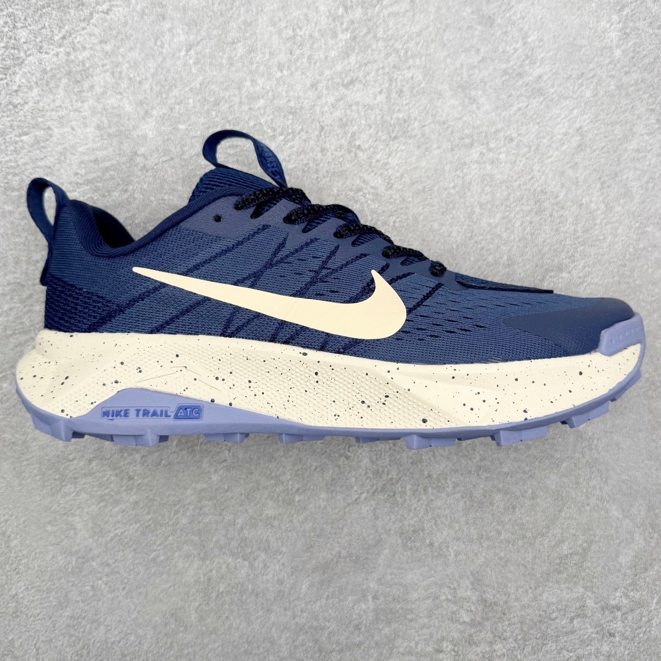 NK Wildhorse 10 时尚舒适防滑透气轻便 低帮跑步鞋 全面革新给我们留下了复杂的感受。我们非常喜欢升级后的做工和舒适的 ReactX 中底，但我们认为过重的重量、上涨的价格以及易碎的鞋面削弱了它的吸引力。根据我们的经验，它在轻松的越野跑和长距离跑中表现最佳，但它不再像之前的版本那样，带来灵活、有趣的体验。实拍调校N版已经零色差零失真 百分百还原实物色彩所见即所得 不存在货不对板色差等低级问题 选购参考实物拍摄 不混卖不参货 只用心做好货严格选品 承诺混一赔十 尺码：36 36.5 37.5 38 38.5 39 40 40.5 41 42 42.5 43 44 44.5 45-选品中心