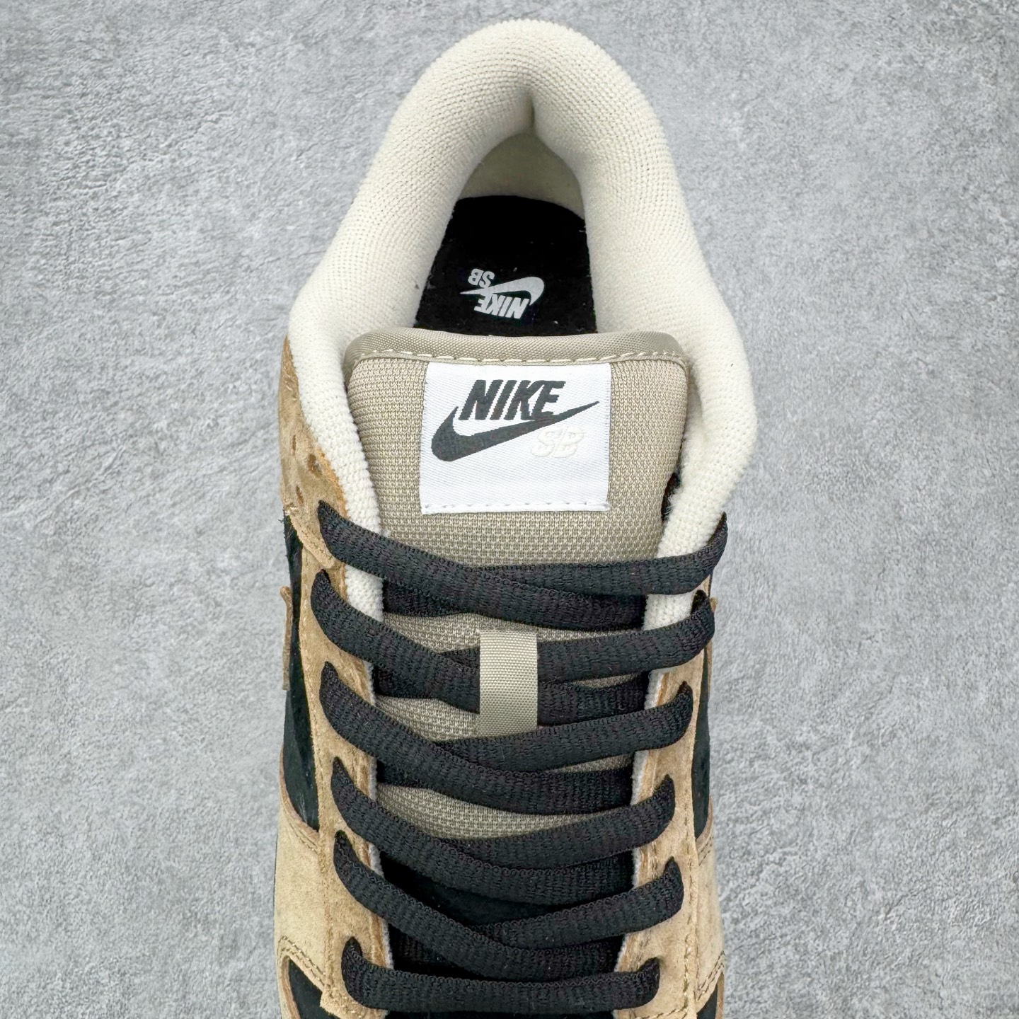 图片[5]-＃YC纯原 NK SB Dunk Low Pro 摩卡黑 HJ0367-200 棕，是摩卡豆烘焙后的醇厚深沉;一杯深夜萃取的摩卡，倾倒在麂皮包裹经典轮廓之上，鞋头与腰身的黑色包覆，让柔软麂皮有了力量支点。黑色Swoosh利落划过，标记不驯的轨迹。深棕色外底是摩卡豆的本色，在低调中藏进层次，在经典里定制属于自己的浓度。实力大厂出品 新配色陆续开发 利润个位数只为口碑 全套原纸板楦头开发 确保原汁原味 完美呈现DUNK版型 一比一鞋头弧度高度鞋身弧度 此版本只针对中端市场 皮料材质有所更替 其他数据细节工艺流程均保持一致 绝不口嗨 细节品控鞋型随意对比 独家私模官方第六代原厂航空铝磨具打磨大底 鞋头坡度极致还原 无解鞋型 原盒原配 圈内天花板工艺 原厂玻璃冲刀 超高清洁度 全鞋零毛边皮料切割 原厂中底布点胶 中底布拉帮走线遵循公司 尺码：36 36.5 37.5 38 38.5 39 40 40.5 41 42 42.5 43 44 44.5 45 46-选品中心