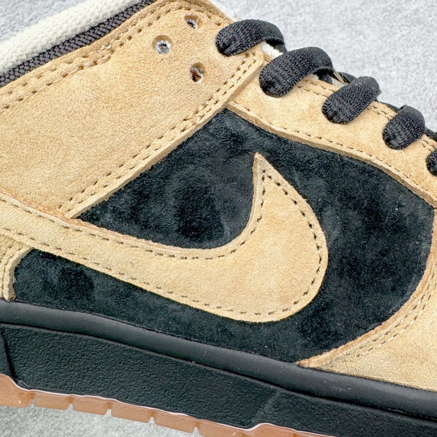 图片[17]-＃YC纯原 NK SB Dunk Low Pro 摩卡黑 HJ0367-200 棕，是摩卡豆烘焙后的醇厚深沉;一杯深夜萃取的摩卡，倾倒在麂皮包裹经典轮廓之上，鞋头与腰身的黑色包覆，让柔软麂皮有了力量支点。黑色Swoosh利落划过，标记不驯的轨迹。深棕色外底是摩卡豆的本色，在低调中藏进层次，在经典里定制属于自己的浓度。实力大厂出品 新配色陆续开发 利润个位数只为口碑 全套原纸板楦头开发 确保原汁原味 完美呈现DUNK版型 一比一鞋头弧度高度鞋身弧度 此版本只针对中端市场 皮料材质有所更替 其他数据细节工艺流程均保持一致 绝不口嗨 细节品控鞋型随意对比 独家私模官方第六代原厂航空铝磨具打磨大底 鞋头坡度极致还原 无解鞋型 原盒原配 圈内天花板工艺 原厂玻璃冲刀 超高清洁度 全鞋零毛边皮料切割 原厂中底布点胶 中底布拉帮走线遵循公司 尺码：36 36.5 37.5 38 38.5 39 40 40.5 41 42 42.5 43 44 44.5 45 46-选品中心