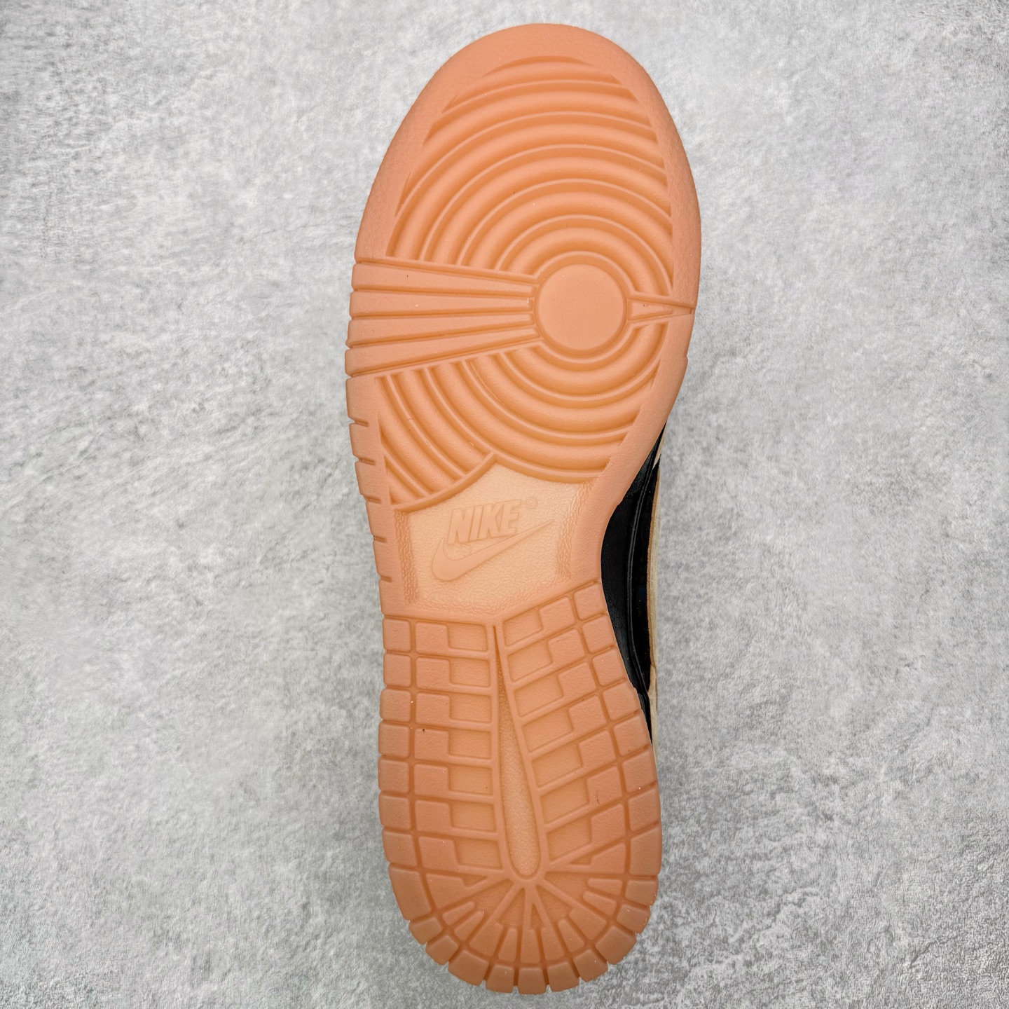 图片[9]-＃YC纯原 NK SB Dunk Low Pro 摩卡黑 HJ0367-200 棕，是摩卡豆烘焙后的醇厚深沉;一杯深夜萃取的摩卡，倾倒在麂皮包裹经典轮廓之上，鞋头与腰身的黑色包覆，让柔软麂皮有了力量支点。黑色Swoosh利落划过，标记不驯的轨迹。深棕色外底是摩卡豆的本色，在低调中藏进层次，在经典里定制属于自己的浓度。实力大厂出品 新配色陆续开发 利润个位数只为口碑 全套原纸板楦头开发 确保原汁原味 完美呈现DUNK版型 一比一鞋头弧度高度鞋身弧度 此版本只针对中端市场 皮料材质有所更替 其他数据细节工艺流程均保持一致 绝不口嗨 细节品控鞋型随意对比 独家私模官方第六代原厂航空铝磨具打磨大底 鞋头坡度极致还原 无解鞋型 原盒原配 圈内天花板工艺 原厂玻璃冲刀 超高清洁度 全鞋零毛边皮料切割 原厂中底布点胶 中底布拉帮走线遵循公司 尺码：36 36.5 37.5 38 38.5 39 40 40.5 41 42 42.5 43 44 44.5 45 46-选品中心