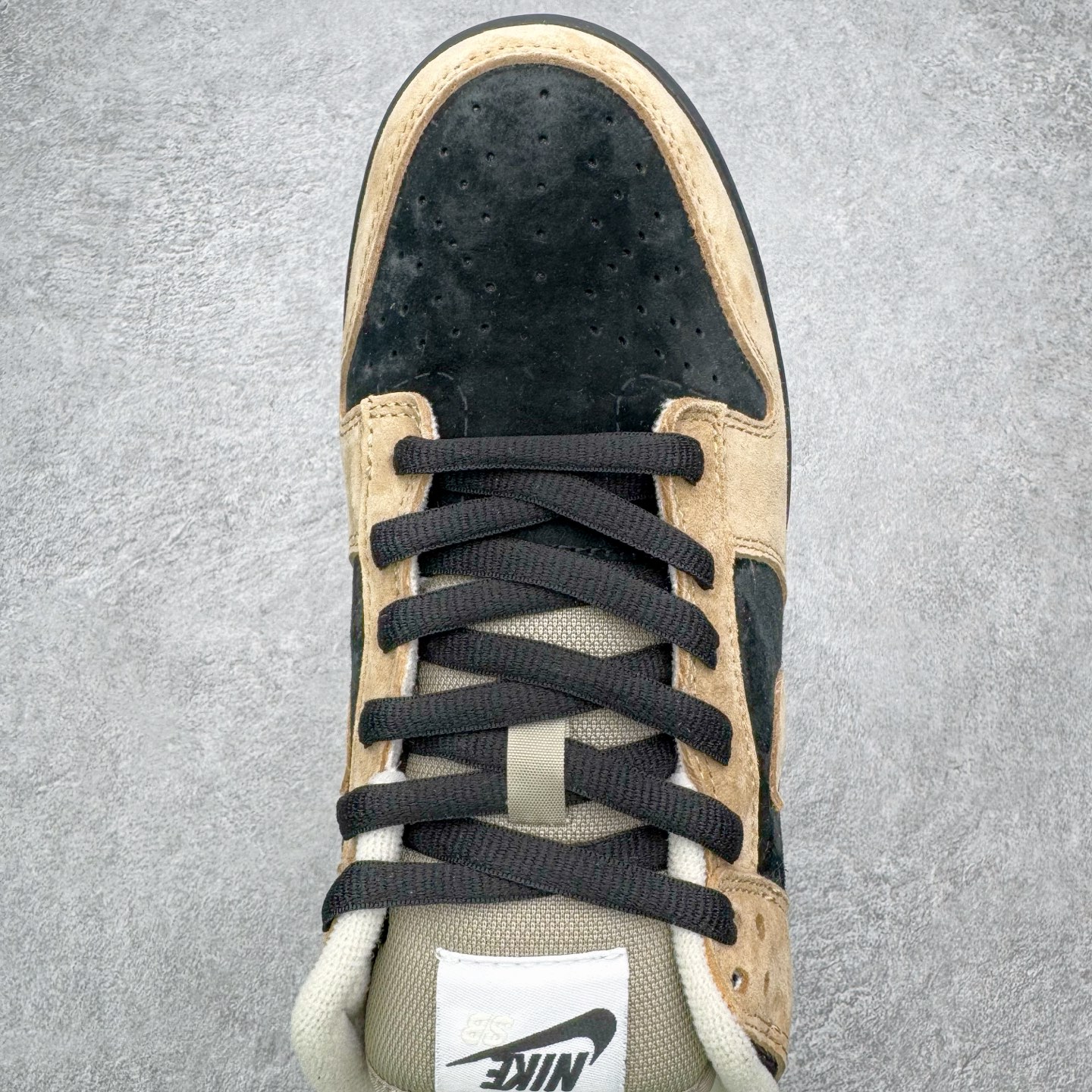 图片[4]-＃YC纯原 NK SB Dunk Low Pro 摩卡黑 HJ0367-200 棕，是摩卡豆烘焙后的醇厚深沉;一杯深夜萃取的摩卡，倾倒在麂皮包裹经典轮廓之上，鞋头与腰身的黑色包覆，让柔软麂皮有了力量支点。黑色Swoosh利落划过，标记不驯的轨迹。深棕色外底是摩卡豆的本色，在低调中藏进层次，在经典里定制属于自己的浓度。实力大厂出品 新配色陆续开发 利润个位数只为口碑 全套原纸板楦头开发 确保原汁原味 完美呈现DUNK版型 一比一鞋头弧度高度鞋身弧度 此版本只针对中端市场 皮料材质有所更替 其他数据细节工艺流程均保持一致 绝不口嗨 细节品控鞋型随意对比 独家私模官方第六代原厂航空铝磨具打磨大底 鞋头坡度极致还原 无解鞋型 原盒原配 圈内天花板工艺 原厂玻璃冲刀 超高清洁度 全鞋零毛边皮料切割 原厂中底布点胶 中底布拉帮走线遵循公司 尺码：36 36.5 37.5 38 38.5 39 40 40.5 41 42 42.5 43 44 44.5 45 46-选品中心