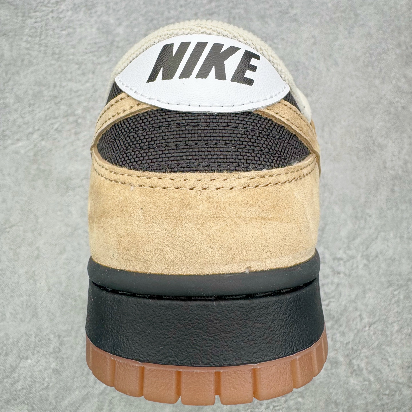 图片[8]-＃YC纯原 NK SB Dunk Low Pro 摩卡黑 HJ0367-200 棕，是摩卡豆烘焙后的醇厚深沉;一杯深夜萃取的摩卡，倾倒在麂皮包裹经典轮廓之上，鞋头与腰身的黑色包覆，让柔软麂皮有了力量支点。黑色Swoosh利落划过，标记不驯的轨迹。深棕色外底是摩卡豆的本色，在低调中藏进层次，在经典里定制属于自己的浓度。实力大厂出品 新配色陆续开发 利润个位数只为口碑 全套原纸板楦头开发 确保原汁原味 完美呈现DUNK版型 一比一鞋头弧度高度鞋身弧度 此版本只针对中端市场 皮料材质有所更替 其他数据细节工艺流程均保持一致 绝不口嗨 细节品控鞋型随意对比 独家私模官方第六代原厂航空铝磨具打磨大底 鞋头坡度极致还原 无解鞋型 原盒原配 圈内天花板工艺 原厂玻璃冲刀 超高清洁度 全鞋零毛边皮料切割 原厂中底布点胶 中底布拉帮走线遵循公司 尺码：36 36.5 37.5 38 38.5 39 40 40.5 41 42 42.5 43 44 44.5 45 46-选品中心