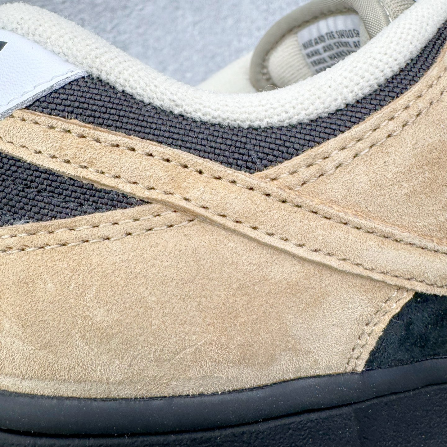 图片[15]-＃YC纯原 NK SB Dunk Low Pro 摩卡黑 HJ0367-200 棕，是摩卡豆烘焙后的醇厚深沉;一杯深夜萃取的摩卡，倾倒在麂皮包裹经典轮廓之上，鞋头与腰身的黑色包覆，让柔软麂皮有了力量支点。黑色Swoosh利落划过，标记不驯的轨迹。深棕色外底是摩卡豆的本色，在低调中藏进层次，在经典里定制属于自己的浓度。实力大厂出品 新配色陆续开发 利润个位数只为口碑 全套原纸板楦头开发 确保原汁原味 完美呈现DUNK版型 一比一鞋头弧度高度鞋身弧度 此版本只针对中端市场 皮料材质有所更替 其他数据细节工艺流程均保持一致 绝不口嗨 细节品控鞋型随意对比 独家私模官方第六代原厂航空铝磨具打磨大底 鞋头坡度极致还原 无解鞋型 原盒原配 圈内天花板工艺 原厂玻璃冲刀 超高清洁度 全鞋零毛边皮料切割 原厂中底布点胶 中底布拉帮走线遵循公司 尺码：36 36.5 37.5 38 38.5 39 40 40.5 41 42 42.5 43 44 44.5 45 46-选品中心