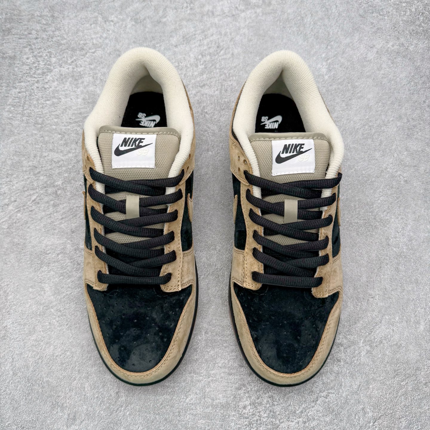 图片[2]-＃YC纯原 NK SB Dunk Low Pro 摩卡黑 HJ0367-200 棕，是摩卡豆烘焙后的醇厚深沉;一杯深夜萃取的摩卡，倾倒在麂皮包裹经典轮廓之上，鞋头与腰身的黑色包覆，让柔软麂皮有了力量支点。黑色Swoosh利落划过，标记不驯的轨迹。深棕色外底是摩卡豆的本色，在低调中藏进层次，在经典里定制属于自己的浓度。实力大厂出品 新配色陆续开发 利润个位数只为口碑 全套原纸板楦头开发 确保原汁原味 完美呈现DUNK版型 一比一鞋头弧度高度鞋身弧度 此版本只针对中端市场 皮料材质有所更替 其他数据细节工艺流程均保持一致 绝不口嗨 细节品控鞋型随意对比 独家私模官方第六代原厂航空铝磨具打磨大底 鞋头坡度极致还原 无解鞋型 原盒原配 圈内天花板工艺 原厂玻璃冲刀 超高清洁度 全鞋零毛边皮料切割 原厂中底布点胶 中底布拉帮走线遵循公司 尺码：36 36.5 37.5 38 38.5 39 40 40.5 41 42 42.5 43 44 44.5 45 46-选品中心