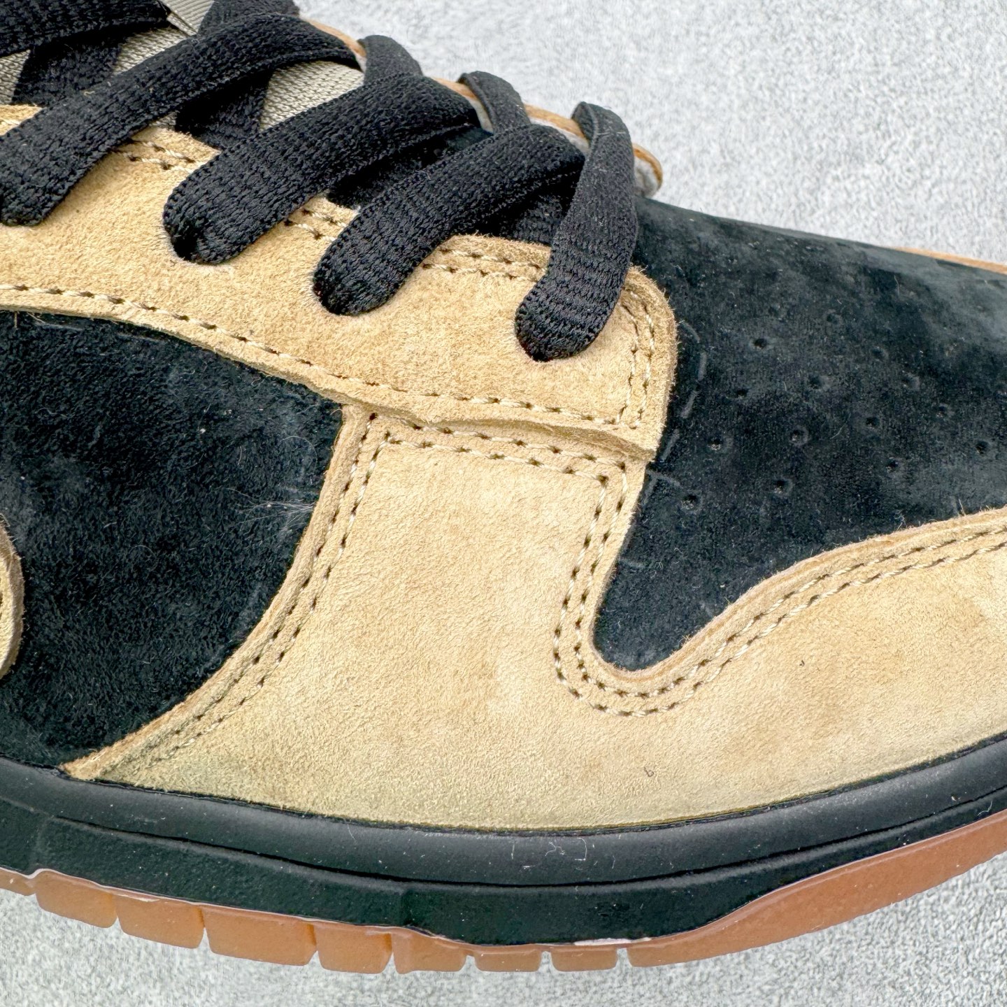 图片[16]-＃YC纯原 NK SB Dunk Low Pro 摩卡黑 HJ0367-200 棕，是摩卡豆烘焙后的醇厚深沉;一杯深夜萃取的摩卡，倾倒在麂皮包裹经典轮廓之上，鞋头与腰身的黑色包覆，让柔软麂皮有了力量支点。黑色Swoosh利落划过，标记不驯的轨迹。深棕色外底是摩卡豆的本色，在低调中藏进层次，在经典里定制属于自己的浓度。实力大厂出品 新配色陆续开发 利润个位数只为口碑 全套原纸板楦头开发 确保原汁原味 完美呈现DUNK版型 一比一鞋头弧度高度鞋身弧度 此版本只针对中端市场 皮料材质有所更替 其他数据细节工艺流程均保持一致 绝不口嗨 细节品控鞋型随意对比 独家私模官方第六代原厂航空铝磨具打磨大底 鞋头坡度极致还原 无解鞋型 原盒原配 圈内天花板工艺 原厂玻璃冲刀 超高清洁度 全鞋零毛边皮料切割 原厂中底布点胶 中底布拉帮走线遵循公司 尺码：36 36.5 37.5 38 38.5 39 40 40.5 41 42 42.5 43 44 44.5 45 46-选品中心