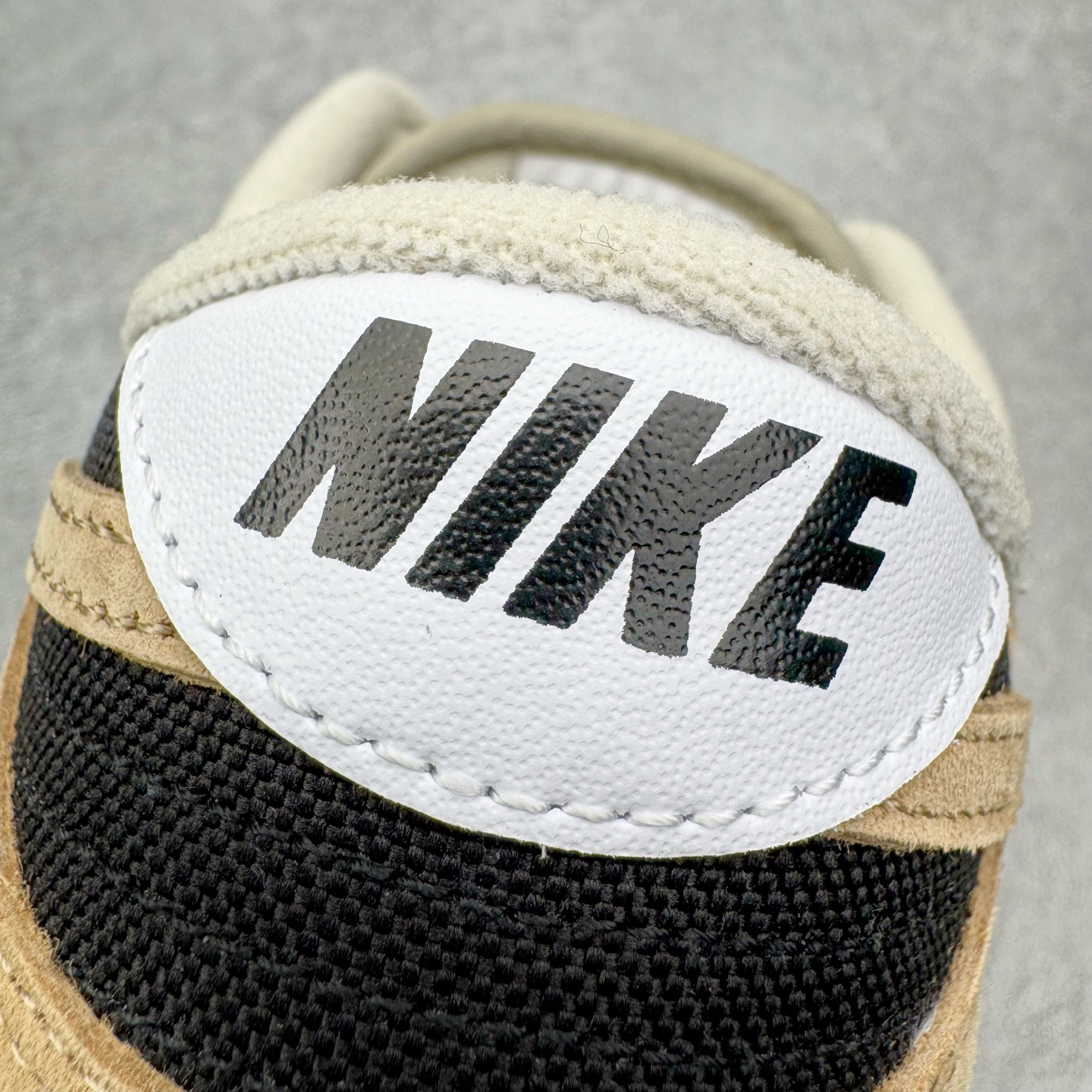 图片[14]-＃YC纯原 NK SB Dunk Low Pro 摩卡黑 HJ0367-200 棕，是摩卡豆烘焙后的醇厚深沉;一杯深夜萃取的摩卡，倾倒在麂皮包裹经典轮廓之上，鞋头与腰身的黑色包覆，让柔软麂皮有了力量支点。黑色Swoosh利落划过，标记不驯的轨迹。深棕色外底是摩卡豆的本色，在低调中藏进层次，在经典里定制属于自己的浓度。实力大厂出品 新配色陆续开发 利润个位数只为口碑 全套原纸板楦头开发 确保原汁原味 完美呈现DUNK版型 一比一鞋头弧度高度鞋身弧度 此版本只针对中端市场 皮料材质有所更替 其他数据细节工艺流程均保持一致 绝不口嗨 细节品控鞋型随意对比 独家私模官方第六代原厂航空铝磨具打磨大底 鞋头坡度极致还原 无解鞋型 原盒原配 圈内天花板工艺 原厂玻璃冲刀 超高清洁度 全鞋零毛边皮料切割 原厂中底布点胶 中底布拉帮走线遵循公司 尺码：36 36.5 37.5 38 38.5 39 40 40.5 41 42 42.5 43 44 44.5 45 46-选品中心