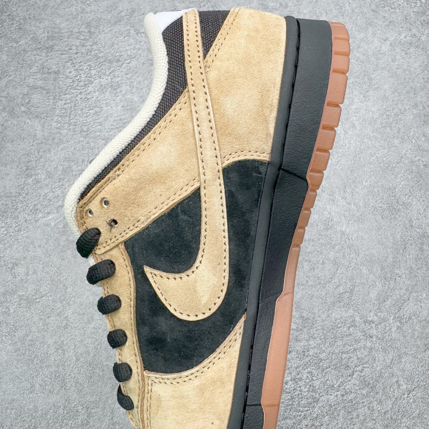 图片[7]-＃YC纯原 NK SB Dunk Low Pro 摩卡黑 HJ0367-200 棕，是摩卡豆烘焙后的醇厚深沉;一杯深夜萃取的摩卡，倾倒在麂皮包裹经典轮廓之上，鞋头与腰身的黑色包覆，让柔软麂皮有了力量支点。黑色Swoosh利落划过，标记不驯的轨迹。深棕色外底是摩卡豆的本色，在低调中藏进层次，在经典里定制属于自己的浓度。实力大厂出品 新配色陆续开发 利润个位数只为口碑 全套原纸板楦头开发 确保原汁原味 完美呈现DUNK版型 一比一鞋头弧度高度鞋身弧度 此版本只针对中端市场 皮料材质有所更替 其他数据细节工艺流程均保持一致 绝不口嗨 细节品控鞋型随意对比 独家私模官方第六代原厂航空铝磨具打磨大底 鞋头坡度极致还原 无解鞋型 原盒原配 圈内天花板工艺 原厂玻璃冲刀 超高清洁度 全鞋零毛边皮料切割 原厂中底布点胶 中底布拉帮走线遵循公司 尺码：36 36.5 37.5 38 38.5 39 40 40.5 41 42 42.5 43 44 44.5 45 46-选品中心