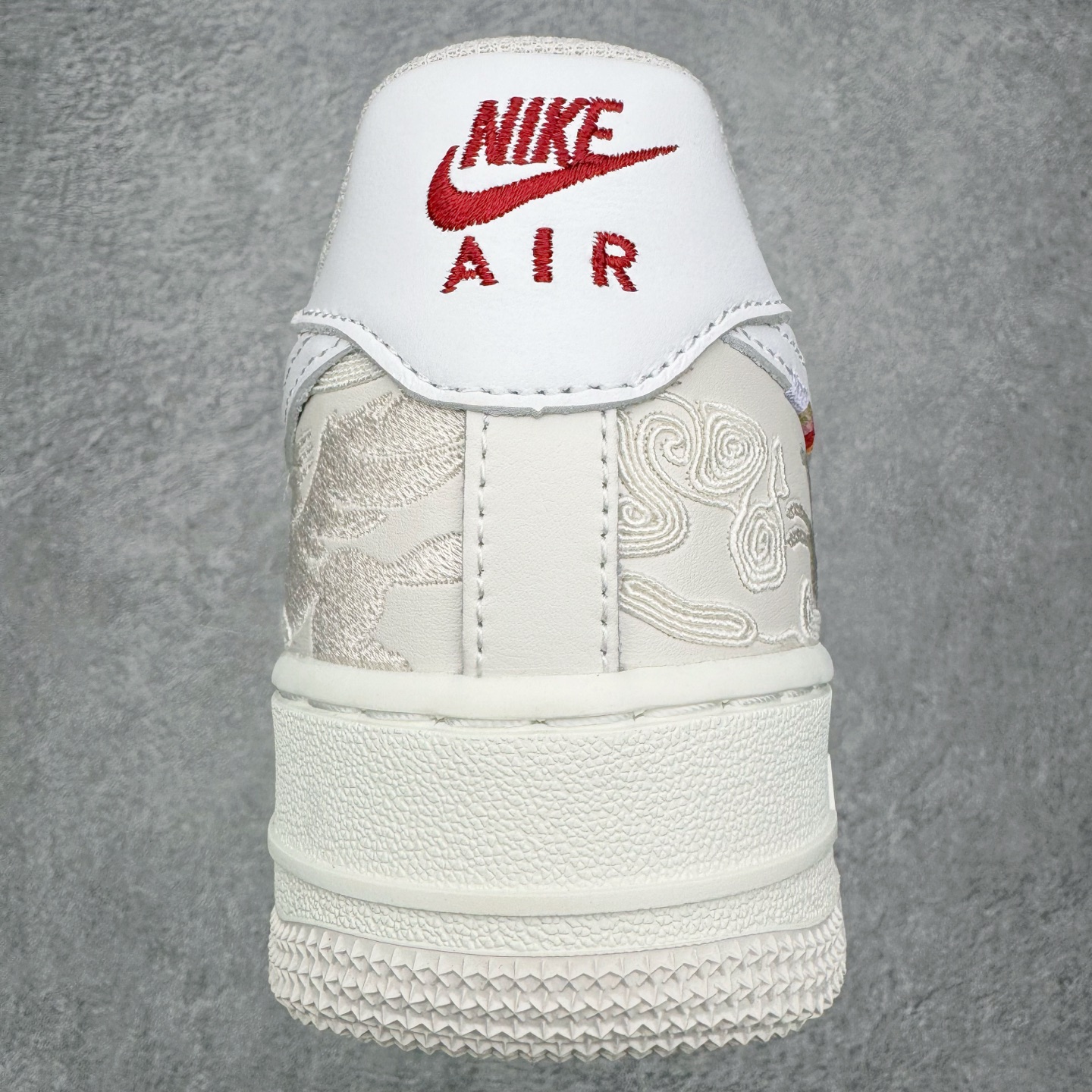 图片[8]-＃LJ渠道版 Nike Air Force 1 \’07 Pegasus Pack 马年限定CNY新年款脱缰系列 舒适贴合 透气低帮板鞋 IQ1119-011 同步官方2022全新版本 不规则波浪大底咬花 全鞋电脑针车 工整有序 视觉效果满分 原厂拉帮手法 标准四线 密度针距针孔大小控制到位 原装反口里网布海绵 正确卡色网眼大小 新版鞋撑改用纸团代替 原厂港宝加持完美还原灵魂版型 原盒原配从里到外百分百还原 原厂全头层原厂皮料 原标原盒 内置Sole气垫 中底白色背胶 中底划线 已经无限的接近公司 原厂楦头 原厂刺绣 后跟弧度修正 独家私模最大开发到47.5 尺码：36 36.5 37.5 38 38.5 39 40 40.5 41 42 42.5 43 44 44.5 45 46 47.5-选品中心
