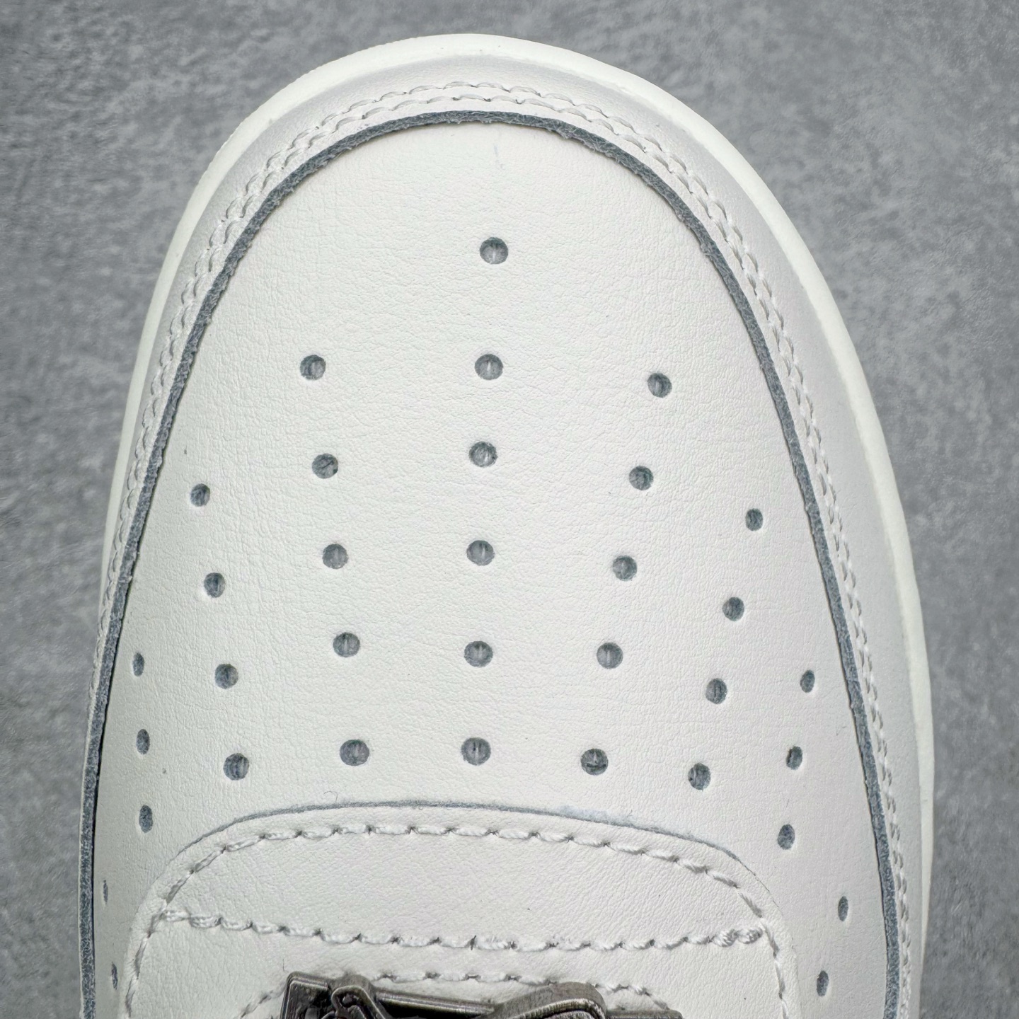 图片[12]-＃LJ渠道版 Nike Air Force 1 \’07 Pegasus Pack 马年限定CNY新年款脱缰系列 舒适贴合 透气低帮板鞋 IQ1119-011 同步官方2022全新版本 不规则波浪大底咬花 全鞋电脑针车 工整有序 视觉效果满分 原厂拉帮手法 标准四线 密度针距针孔大小控制到位 原装反口里网布海绵 正确卡色网眼大小 新版鞋撑改用纸团代替 原厂港宝加持完美还原灵魂版型 原盒原配从里到外百分百还原 原厂全头层原厂皮料 原标原盒 内置Sole气垫 中底白色背胶 中底划线 已经无限的接近公司 原厂楦头 原厂刺绣 后跟弧度修正 独家私模最大开发到47.5 尺码：36 36.5 37.5 38 38.5 39 40 40.5 41 42 42.5 43 44 44.5 45 46 47.5-选品中心