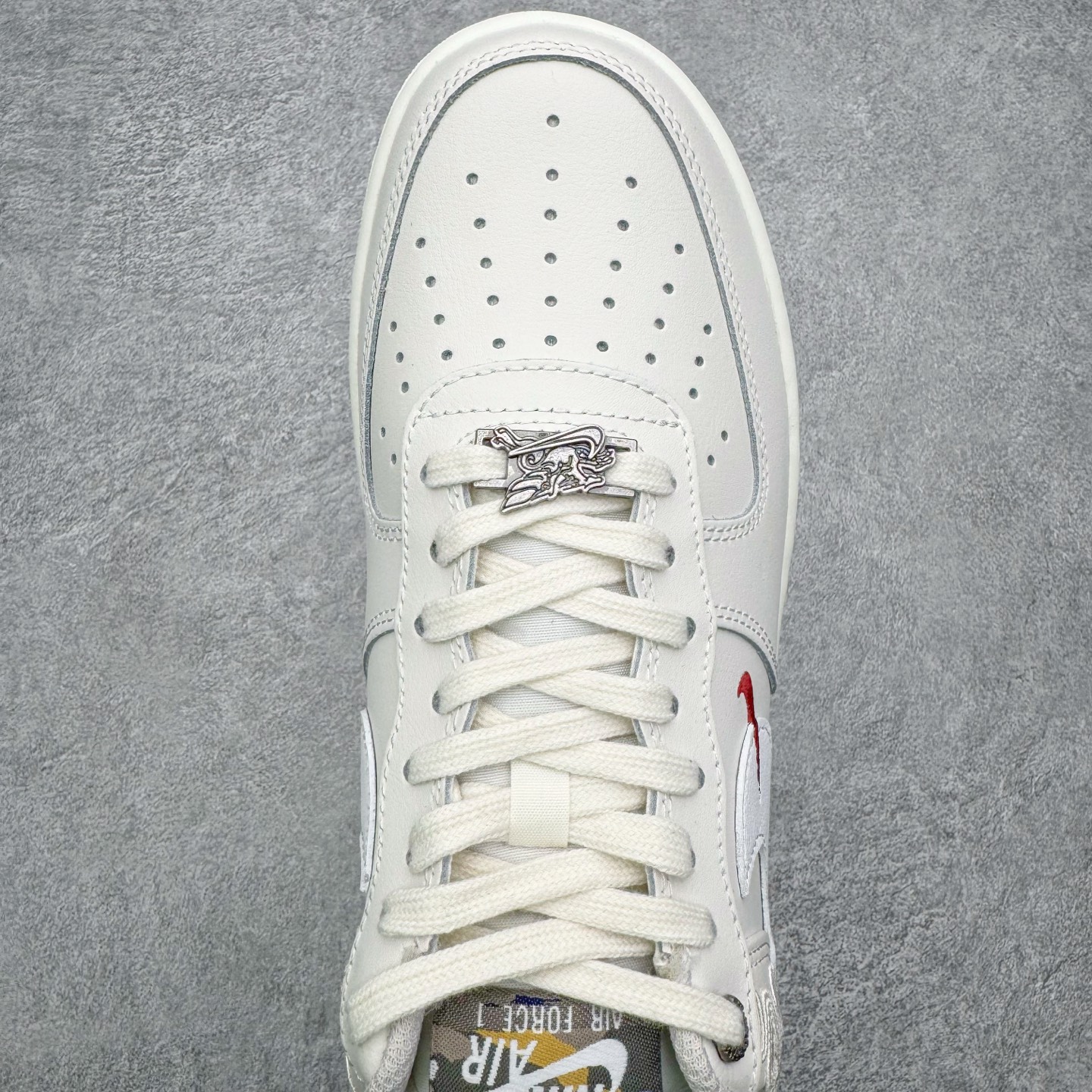 图片[4]-＃LJ渠道版 Nike Air Force 1 \’07 Pegasus Pack 马年限定CNY新年款脱缰系列 舒适贴合 透气低帮板鞋 IQ1119-011 同步官方2022全新版本 不规则波浪大底咬花 全鞋电脑针车 工整有序 视觉效果满分 原厂拉帮手法 标准四线 密度针距针孔大小控制到位 原装反口里网布海绵 正确卡色网眼大小 新版鞋撑改用纸团代替 原厂港宝加持完美还原灵魂版型 原盒原配从里到外百分百还原 原厂全头层原厂皮料 原标原盒 内置Sole气垫 中底白色背胶 中底划线 已经无限的接近公司 原厂楦头 原厂刺绣 后跟弧度修正 独家私模最大开发到47.5 尺码：36 36.5 37.5 38 38.5 39 40 40.5 41 42 42.5 43 44 44.5 45 46 47.5-选品中心