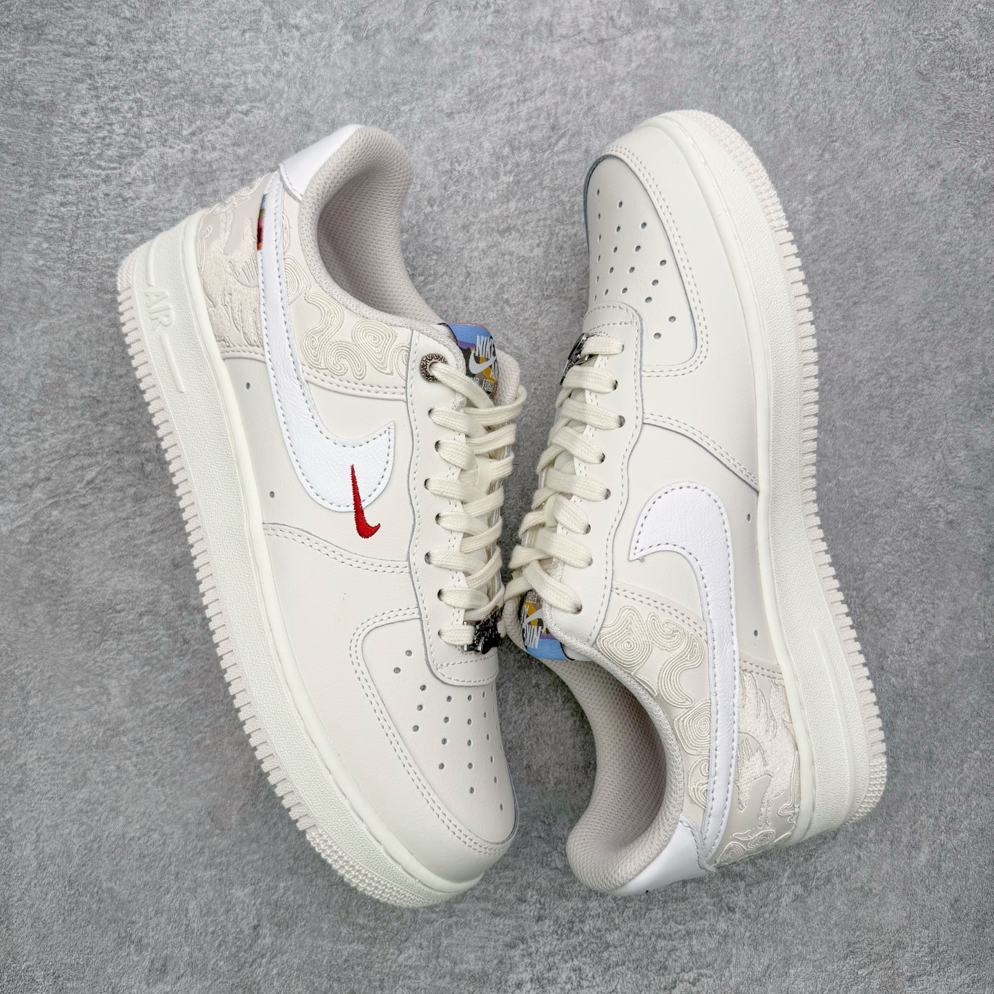 图片[3]-＃LJ渠道版 Nike Air Force 1 \’07 Pegasus Pack 马年限定CNY新年款脱缰系列 舒适贴合 透气低帮板鞋 IQ1119-011 同步官方2022全新版本 不规则波浪大底咬花 全鞋电脑针车 工整有序 视觉效果满分 原厂拉帮手法 标准四线 密度针距针孔大小控制到位 原装反口里网布海绵 正确卡色网眼大小 新版鞋撑改用纸团代替 原厂港宝加持完美还原灵魂版型 原盒原配从里到外百分百还原 原厂全头层原厂皮料 原标原盒 内置Sole气垫 中底白色背胶 中底划线 已经无限的接近公司 原厂楦头 原厂刺绣 后跟弧度修正 独家私模最大开发到47.5 尺码：36 36.5 37.5 38 38.5 39 40 40.5 41 42 42.5 43 44 44.5 45 46 47.5-选品中心