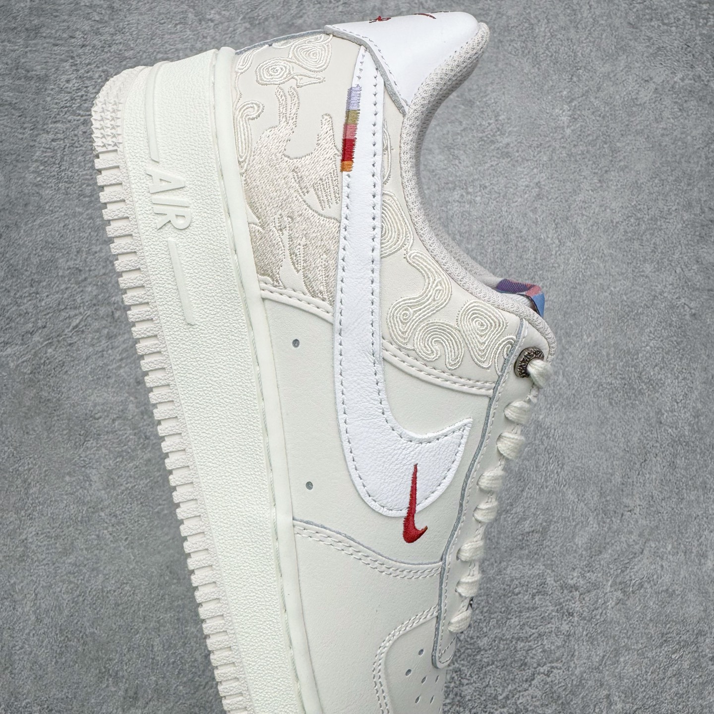 图片[6]-＃LJ渠道版 Nike Air Force 1 \’07 Pegasus Pack 马年限定CNY新年款脱缰系列 舒适贴合 透气低帮板鞋 IQ1119-011 同步官方2022全新版本 不规则波浪大底咬花 全鞋电脑针车 工整有序 视觉效果满分 原厂拉帮手法 标准四线 密度针距针孔大小控制到位 原装反口里网布海绵 正确卡色网眼大小 新版鞋撑改用纸团代替 原厂港宝加持完美还原灵魂版型 原盒原配从里到外百分百还原 原厂全头层原厂皮料 原标原盒 内置Sole气垫 中底白色背胶 中底划线 已经无限的接近公司 原厂楦头 原厂刺绣 后跟弧度修正 独家私模最大开发到47.5 尺码：36 36.5 37.5 38 38.5 39 40 40.5 41 42 42.5 43 44 44.5 45 46 47.5-选品中心