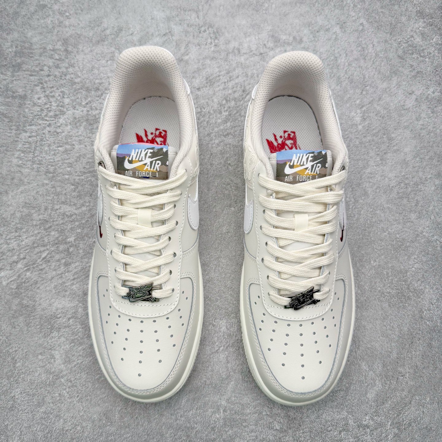 图片[2]-＃LJ渠道版 Nike Air Force 1 \’07 Pegasus Pack 马年限定CNY新年款脱缰系列 舒适贴合 透气低帮板鞋 IQ1119-011 同步官方2022全新版本 不规则波浪大底咬花 全鞋电脑针车 工整有序 视觉效果满分 原厂拉帮手法 标准四线 密度针距针孔大小控制到位 原装反口里网布海绵 正确卡色网眼大小 新版鞋撑改用纸团代替 原厂港宝加持完美还原灵魂版型 原盒原配从里到外百分百还原 原厂全头层原厂皮料 原标原盒 内置Sole气垫 中底白色背胶 中底划线 已经无限的接近公司 原厂楦头 原厂刺绣 后跟弧度修正 独家私模最大开发到47.5 尺码：36 36.5 37.5 38 38.5 39 40 40.5 41 42 42.5 43 44 44.5 45 46 47.5-选品中心