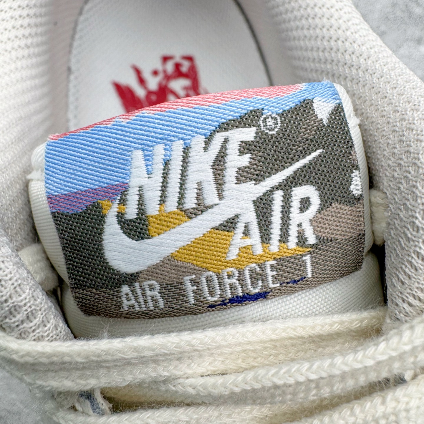 图片[22]-＃LJ渠道版 Nike Air Force 1 \’07 Pegasus Pack 马年限定CNY新年款脱缰系列 舒适贴合 透气低帮板鞋 IQ1119-011 同步官方2022全新版本 不规则波浪大底咬花 全鞋电脑针车 工整有序 视觉效果满分 原厂拉帮手法 标准四线 密度针距针孔大小控制到位 原装反口里网布海绵 正确卡色网眼大小 新版鞋撑改用纸团代替 原厂港宝加持完美还原灵魂版型 原盒原配从里到外百分百还原 原厂全头层原厂皮料 原标原盒 内置Sole气垫 中底白色背胶 中底划线 已经无限的接近公司 原厂楦头 原厂刺绣 后跟弧度修正 独家私模最大开发到47.5 尺码：36 36.5 37.5 38 38.5 39 40 40.5 41 42 42.5 43 44 44.5 45 46 47.5-选品中心