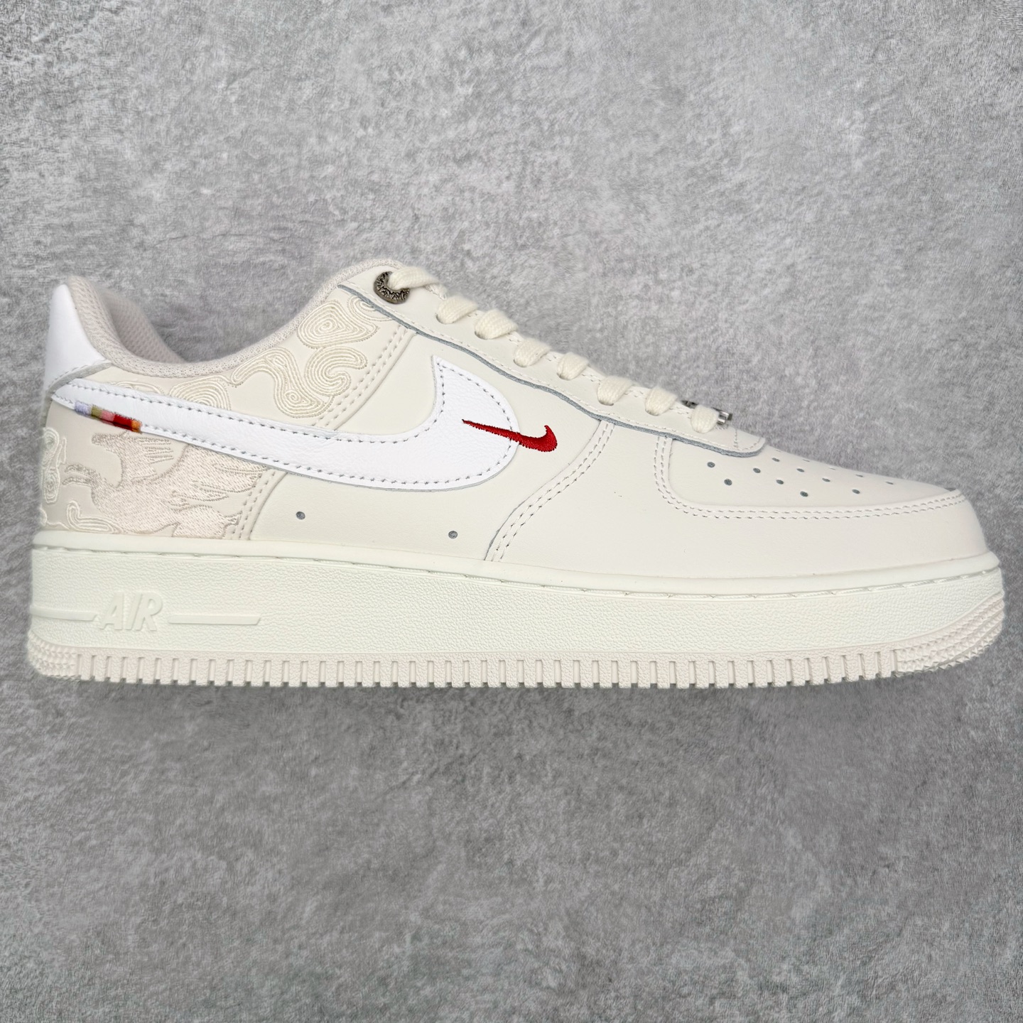 ＃LJ渠道版 Nike Air Force 1 \'07 Pegasus Pack 马年限定CNY新年款脱缰系列 舒适贴合 透气低帮板鞋 IQ1119-011 同步官方2022全新版本 不规则波浪大底咬花 全鞋电脑针车 工整有序 视觉效果满分 原厂拉帮手法 标准四线 密度针距针孔大小控制到位 原装反口里网布海绵 正确卡色网眼大小 新版鞋撑改用纸团代替 原厂港宝加持完美还原灵魂版型 原盒原配从里到外百分百还原 原厂全头层原厂皮料 原标原盒 内置Sole气垫 中底白色背胶 中底划线 已经无限的接近公司 原厂楦头 原厂刺绣 后跟弧度修正 独家私模最大开发到47.5 尺码：36 36.5 37.5 38 38.5 39 40 40.5 41 42 42.5 43 44 44.5 45 46 47.5-选品中心