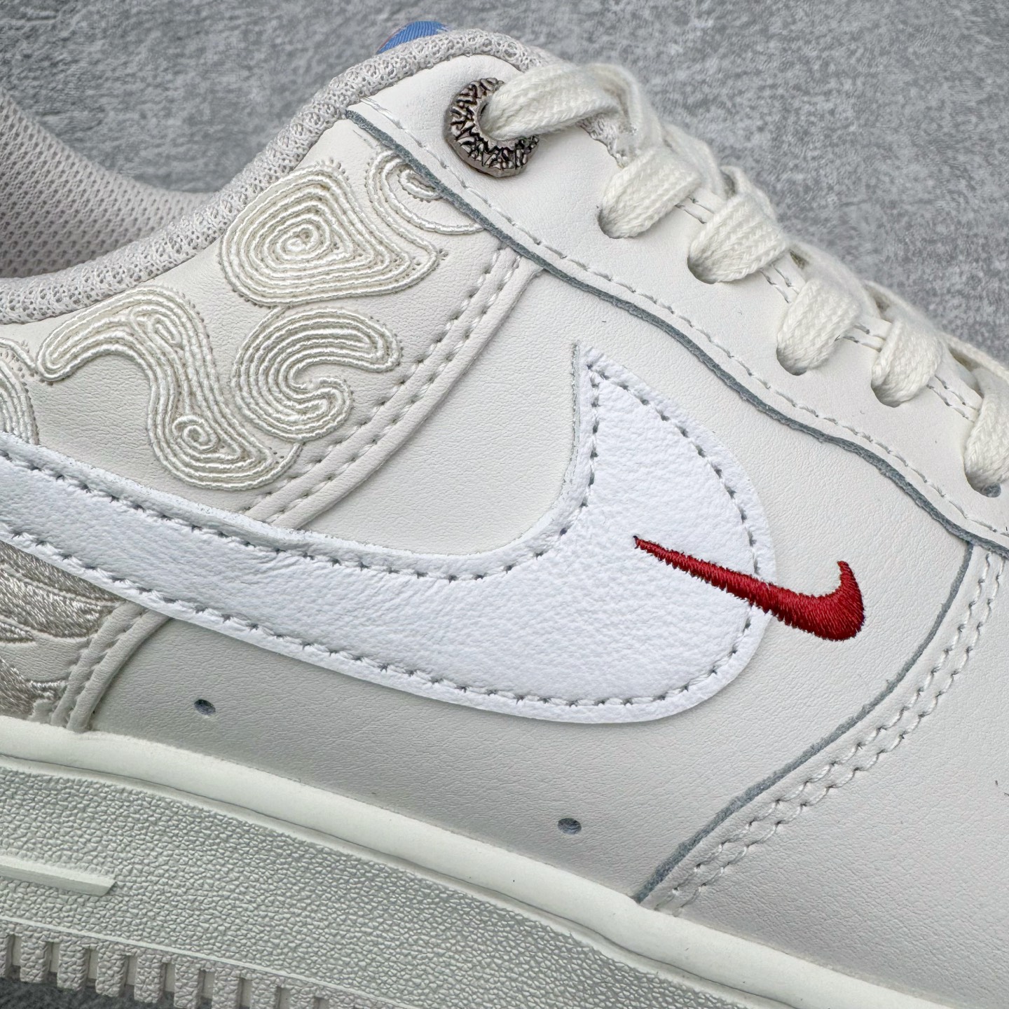 图片[15]-＃LJ渠道版 Nike Air Force 1 \’07 Pegasus Pack 马年限定CNY新年款脱缰系列 舒适贴合 透气低帮板鞋 IQ1119-011 同步官方2022全新版本 不规则波浪大底咬花 全鞋电脑针车 工整有序 视觉效果满分 原厂拉帮手法 标准四线 密度针距针孔大小控制到位 原装反口里网布海绵 正确卡色网眼大小 新版鞋撑改用纸团代替 原厂港宝加持完美还原灵魂版型 原盒原配从里到外百分百还原 原厂全头层原厂皮料 原标原盒 内置Sole气垫 中底白色背胶 中底划线 已经无限的接近公司 原厂楦头 原厂刺绣 后跟弧度修正 独家私模最大开发到47.5 尺码：36 36.5 37.5 38 38.5 39 40 40.5 41 42 42.5 43 44 44.5 45 46 47.5-选品中心