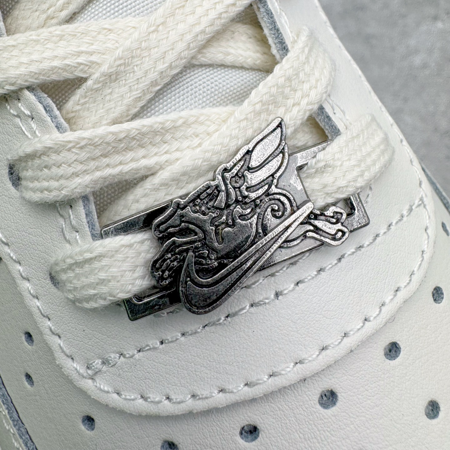 图片[23]-＃LJ渠道版 Nike Air Force 1 \’07 Pegasus Pack 马年限定CNY新年款脱缰系列 舒适贴合 透气低帮板鞋 IQ1119-011 同步官方2022全新版本 不规则波浪大底咬花 全鞋电脑针车 工整有序 视觉效果满分 原厂拉帮手法 标准四线 密度针距针孔大小控制到位 原装反口里网布海绵 正确卡色网眼大小 新版鞋撑改用纸团代替 原厂港宝加持完美还原灵魂版型 原盒原配从里到外百分百还原 原厂全头层原厂皮料 原标原盒 内置Sole气垫 中底白色背胶 中底划线 已经无限的接近公司 原厂楦头 原厂刺绣 后跟弧度修正 独家私模最大开发到47.5 尺码：36 36.5 37.5 38 38.5 39 40 40.5 41 42 42.5 43 44 44.5 45 46 47.5-选品中心