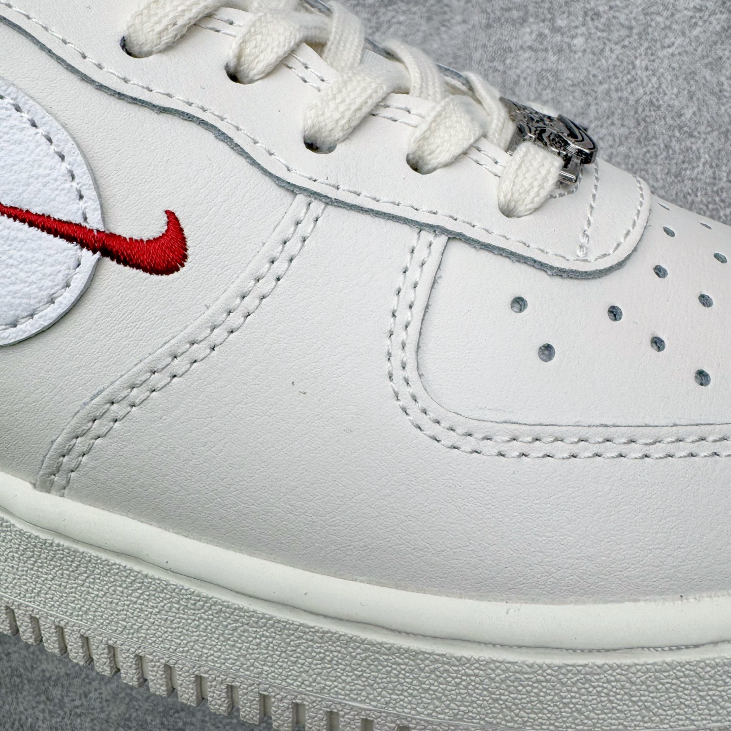 图片[14]-＃LJ渠道版 Nike Air Force 1 \’07 Pegasus Pack 马年限定CNY新年款脱缰系列 舒适贴合 透气低帮板鞋 IQ1119-011 同步官方2022全新版本 不规则波浪大底咬花 全鞋电脑针车 工整有序 视觉效果满分 原厂拉帮手法 标准四线 密度针距针孔大小控制到位 原装反口里网布海绵 正确卡色网眼大小 新版鞋撑改用纸团代替 原厂港宝加持完美还原灵魂版型 原盒原配从里到外百分百还原 原厂全头层原厂皮料 原标原盒 内置Sole气垫 中底白色背胶 中底划线 已经无限的接近公司 原厂楦头 原厂刺绣 后跟弧度修正 独家私模最大开发到47.5 尺码：36 36.5 37.5 38 38.5 39 40 40.5 41 42 42.5 43 44 44.5 45 46 47.5-选品中心