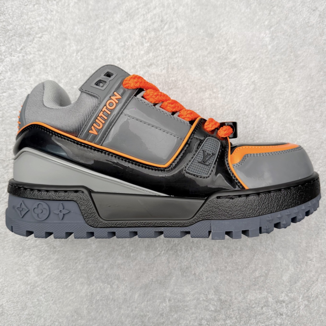 图片[2]-＃FS纯原福利 Louis Vuitton Trainer lv时装走秀运动鞋 实力大厂出品 平台专供 成熟的做工稳定的品控 完美鞋型超高的清洁度 零毛边线头瑕疵 全套原楦原纸版原鞋开模 全网最具灵魂的版型 正确原装黄色鞋盒 正确中底印花 鞋面印花3D高频深度立体 全鞋电脑针车 紧密相连 针距密度一致 环保乳胶注塑鞋垫 厚度脚感还原原版 皮面裁剪部位 统一油边封口工艺 原装橡胶大底含胶量大底组合零偏差 专柜全套包装 防尘袋 说明书 质保卡 男女鞋 尺码对应库存明细‼️-选品中心