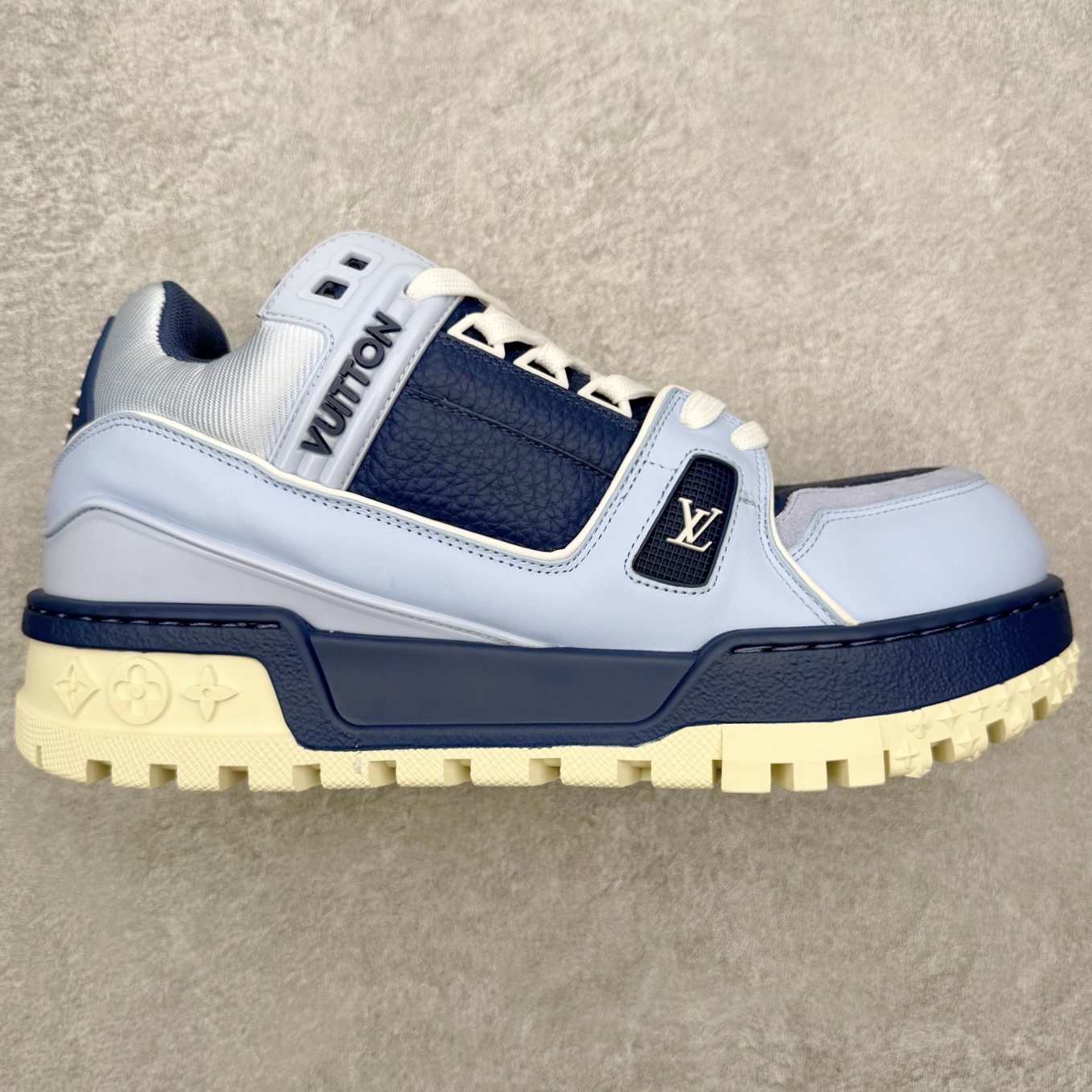 图片[4]-＃FS纯原福利 Louis Vuitton Trainer lv时装走秀运动鞋 实力大厂出品 平台专供 成熟的做工稳定的品控 完美鞋型超高的清洁度 零毛边线头瑕疵 全套原楦原纸版原鞋开模 全网最具灵魂的版型 正确原装黄色鞋盒 正确中底印花 鞋面印花3D高频深度立体 全鞋电脑针车 紧密相连 针距密度一致 环保乳胶注塑鞋垫 厚度脚感还原原版 皮面裁剪部位 统一油边封口工艺 原装橡胶大底含胶量大底组合零偏差 专柜全套包装 防尘袋 说明书 质保卡 男女鞋 尺码对应库存明细‼️-选品中心