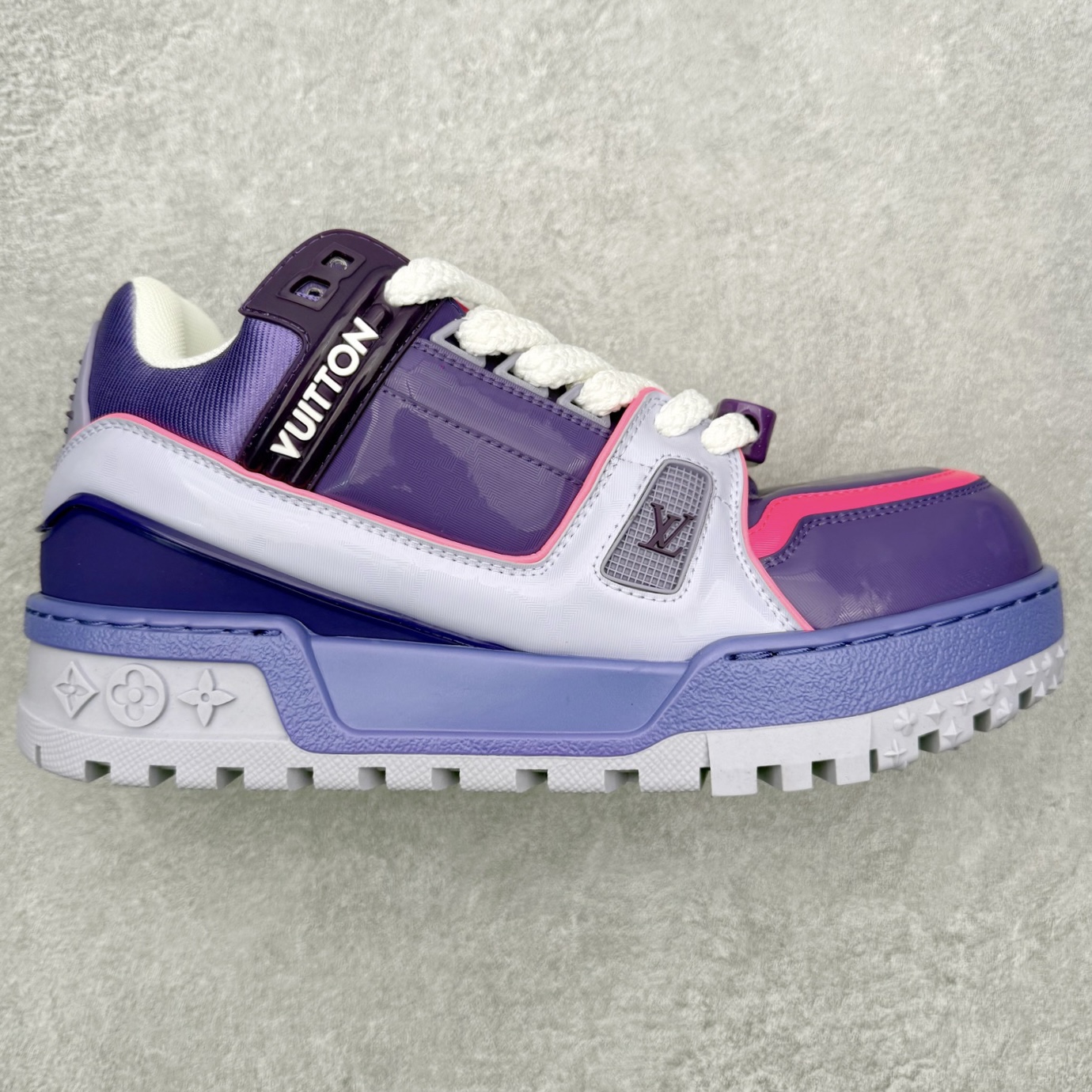 ＃FS纯原福利 Louis Vuitton Trainer lv时装走秀运动鞋 实力大厂出品 平台专供 成熟的做工稳定的品控 完美鞋型超高的清洁度 零毛边线头瑕疵 全套原楦原纸版原鞋开模 全网最具灵魂的版型 正确原装黄色鞋盒 正确中底印花 鞋面印花3D高频深度立体 全鞋电脑针车 紧密相连 针距密度一致 环保乳胶注塑鞋垫 厚度脚感还原原版 皮面裁剪部位 统一油边封口工艺 原装橡胶大底含胶量大底组合零偏差 专柜全套包装 防尘袋 说明书 质保卡 男女鞋 尺码对应库存明细‼️-选品中心