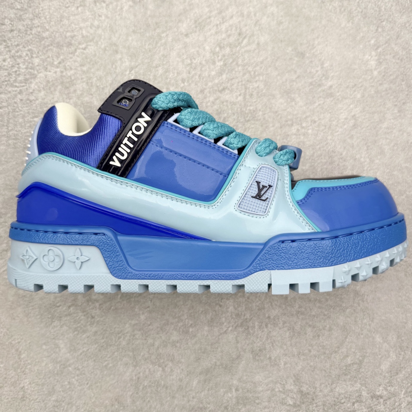 图片[3]-＃FS纯原福利 Louis Vuitton Trainer lv时装走秀运动鞋 实力大厂出品 平台专供 成熟的做工稳定的品控 完美鞋型超高的清洁度 零毛边线头瑕疵 全套原楦原纸版原鞋开模 全网最具灵魂的版型 正确原装黄色鞋盒 正确中底印花 鞋面印花3D高频深度立体 全鞋电脑针车 紧密相连 针距密度一致 环保乳胶注塑鞋垫 厚度脚感还原原版 皮面裁剪部位 统一油边封口工艺 原装橡胶大底含胶量大底组合零偏差 专柜全套包装 防尘袋 说明书 质保卡 男女鞋 尺码对应库存明细‼️-选品中心