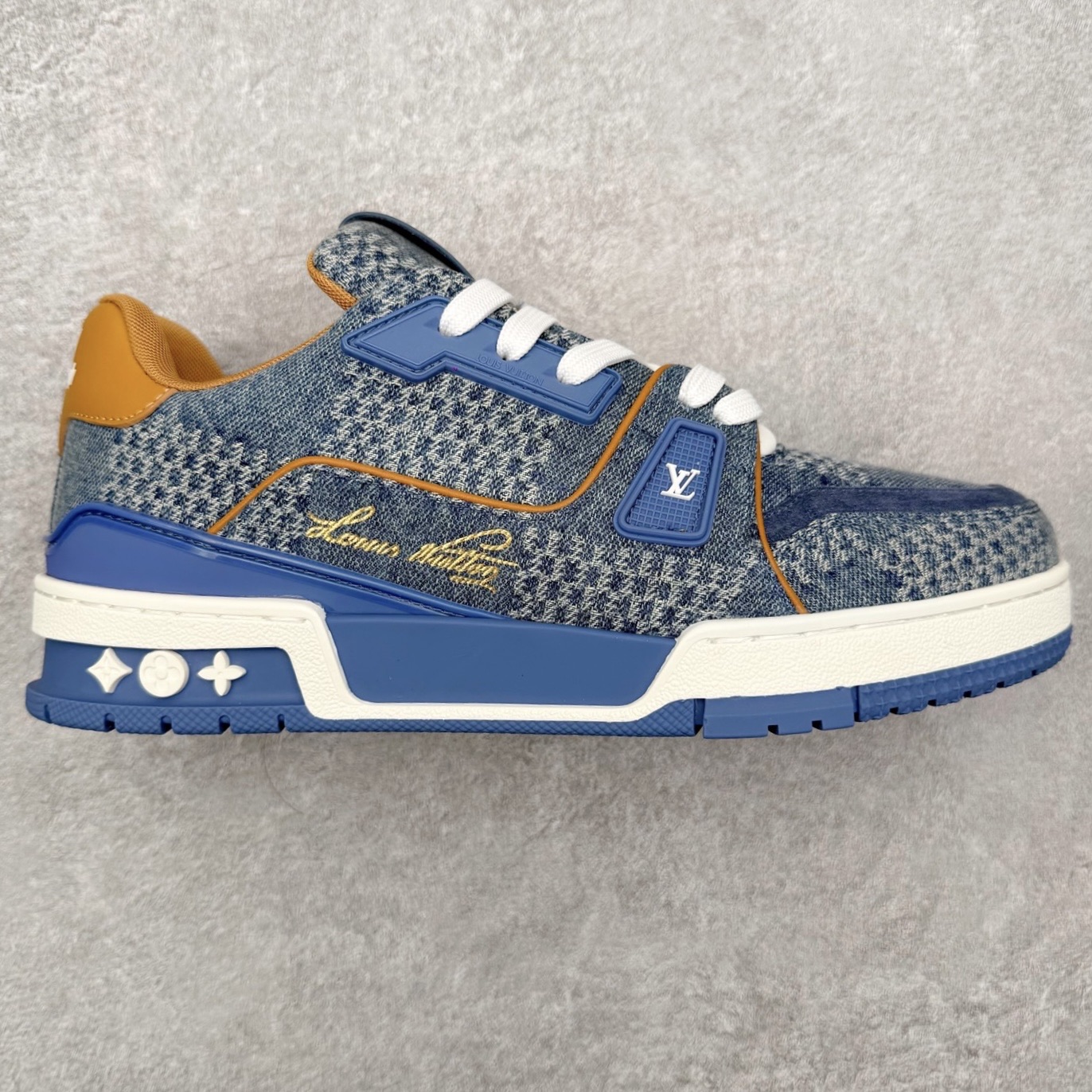 ＃FS纯原福利 Louis Vuitton Trainer lv时装走秀运动鞋 实力大厂出品 平台专供 成熟的做工稳定的品控 完美鞋型超高的清洁度 零毛边线头瑕疵 全套原楦原纸版原鞋开模 全网最具灵魂的版型 正确原装黄色鞋盒 正确中底印花 鞋面印花3D高频深度立体 全鞋电脑针车 紧密相连 针距密度一致 环保乳胶注塑鞋垫 厚度脚感还原原版 皮面裁剪部位 统一油边封口工艺 原装橡胶大底含胶量大底组合零偏差 专柜全套包装 防尘袋 说明书 质保卡 男女鞋 尺码对应库存明细‼️-选品中心