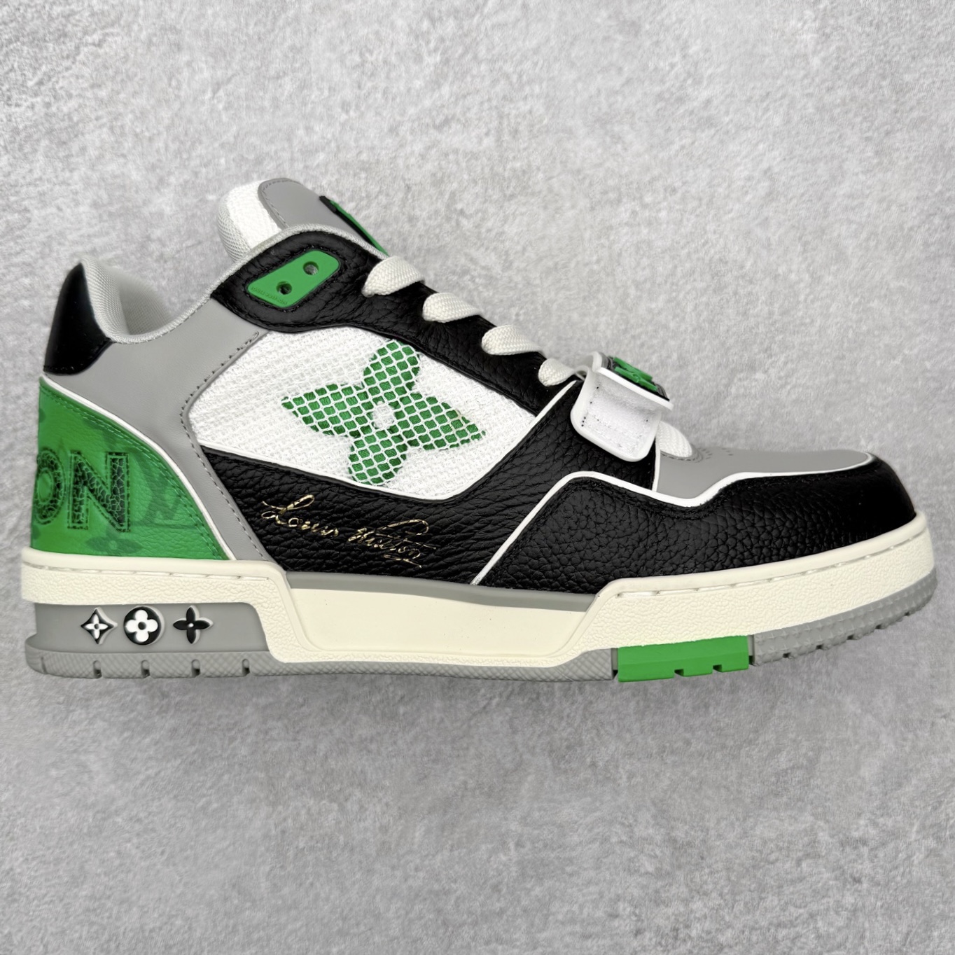 图片[3]-＃FS纯原福利 Louis Vuitton Trainer lv时装走秀运动鞋 实力大厂出品 平台专供 成熟的做工稳定的品控 完美鞋型超高的清洁度 零毛边线头瑕疵 全套原楦原纸版原鞋开模 全网最具灵魂的版型 正确原装黄色鞋盒 正确中底印花 鞋面印花3D高频深度立体 全鞋电脑针车 紧密相连 针距密度一致 环保乳胶注塑鞋垫 厚度脚感还原原版 皮面裁剪部位 统一油边封口工艺 原装橡胶大底含胶量大底组合零偏差 专柜全套包装 防尘袋 说明书 质保卡 男女鞋 尺码对应库存明细‼️-选品中心