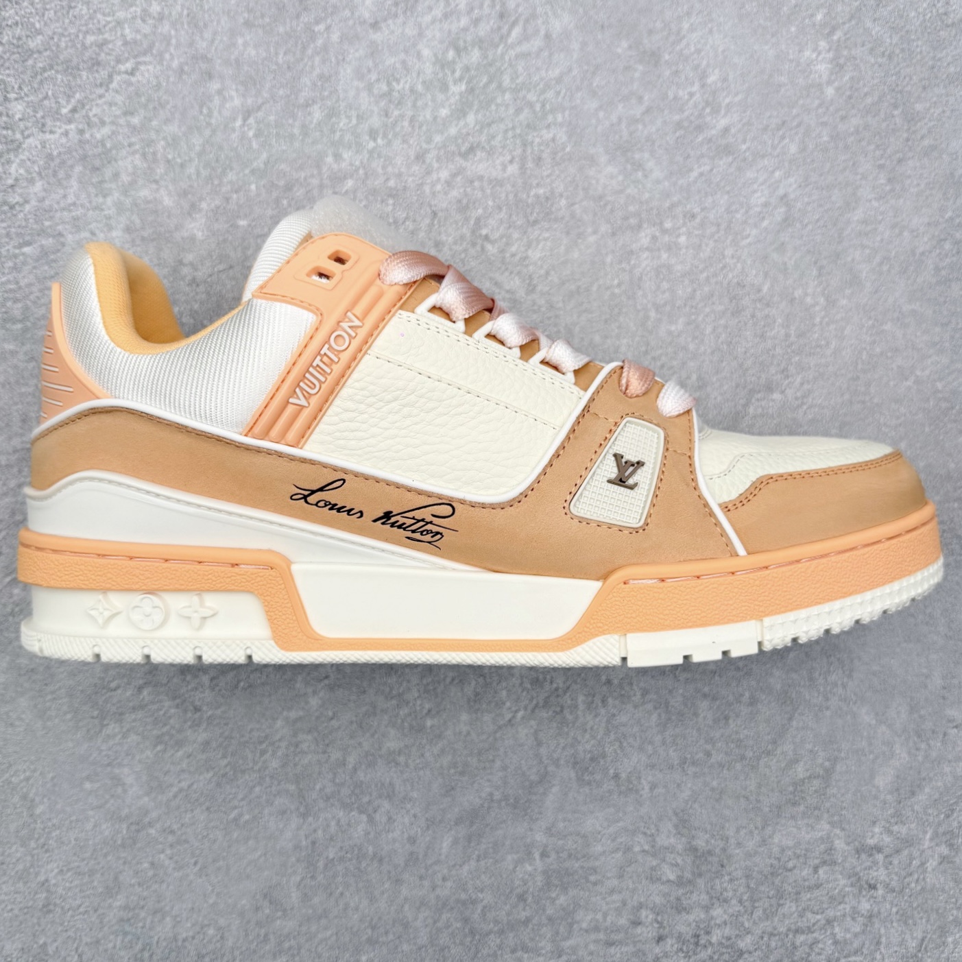 图片[4]-＃FS纯原福利 Louis Vuitton Trainer lv时装走秀运动鞋 实力大厂出品 平台专供 成熟的做工稳定的品控 完美鞋型超高的清洁度 零毛边线头瑕疵 全套原楦原纸版原鞋开模 全网最具灵魂的版型 正确原装黄色鞋盒 正确中底印花 鞋面印花3D高频深度立体 全鞋电脑针车 紧密相连 针距密度一致 环保乳胶注塑鞋垫 厚度脚感还原原版 皮面裁剪部位 统一油边封口工艺 原装橡胶大底含胶量大底组合零偏差 专柜全套包装 防尘袋 说明书 质保卡 男女鞋 尺码对应库存明细‼️-选品中心