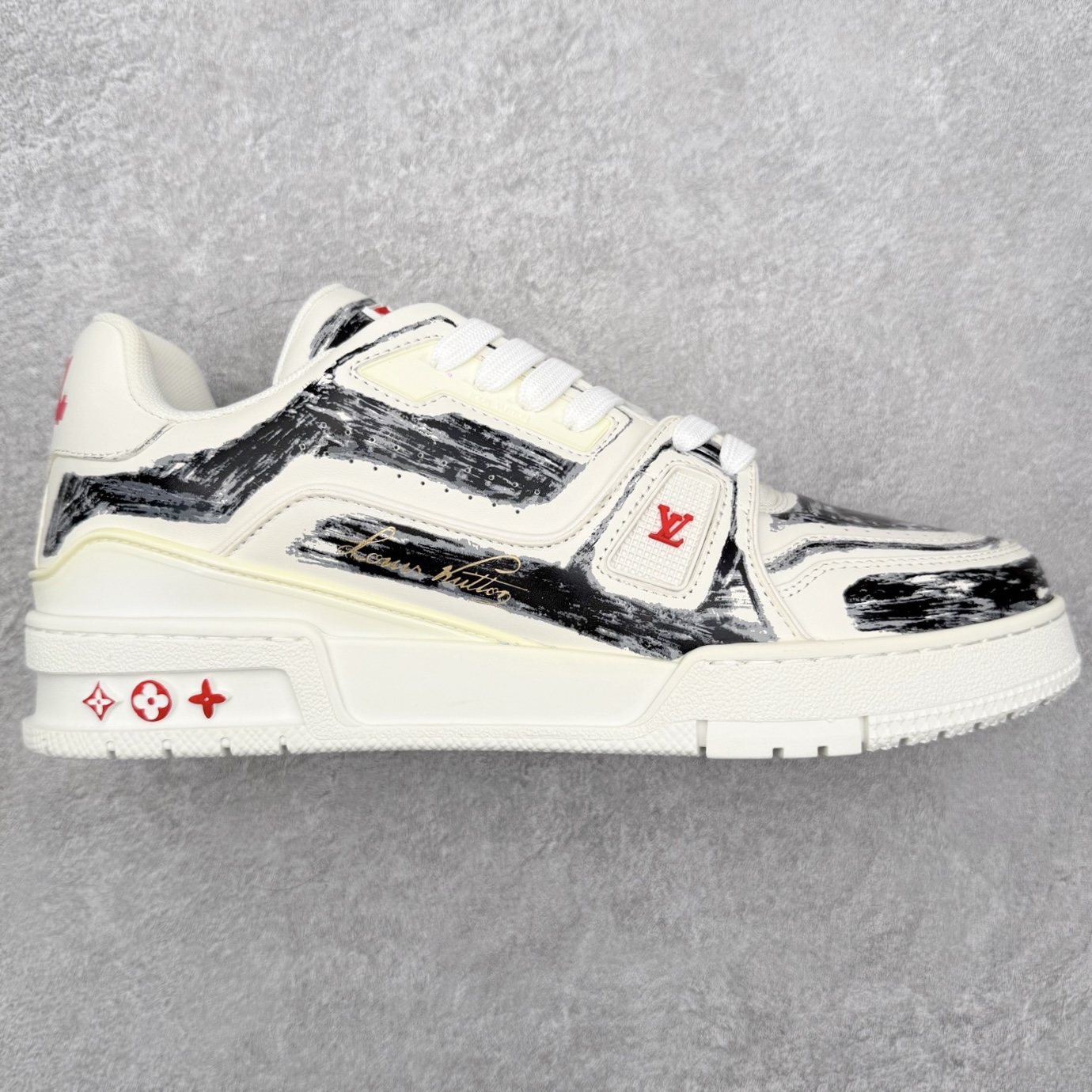 图片[11]-＃FS纯原福利 Louis Vuitton Trainer lv时装走秀运动鞋 实力大厂出品 平台专供 成熟的做工稳定的品控 完美鞋型超高的清洁度 零毛边线头瑕疵 全套原楦原纸版原鞋开模 全网最具灵魂的版型 正确原装黄色鞋盒 正确中底印花 鞋面印花3D高频深度立体 全鞋电脑针车 紧密相连 针距密度一致 环保乳胶注塑鞋垫 厚度脚感还原原版 皮面裁剪部位 统一油边封口工艺 原装橡胶大底含胶量大底组合零偏差 专柜全套包装 防尘袋 说明书 质保卡 男女鞋 尺码对应库存明细‼️-选品中心