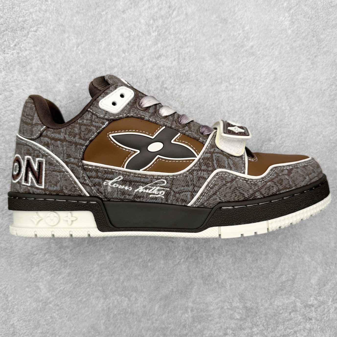 图片[12]-＃FS纯原福利 Louis Vuitton Trainer lv时装走秀运动鞋 实力大厂出品 平台专供 成熟的做工稳定的品控 完美鞋型超高的清洁度 零毛边线头瑕疵 全套原楦原纸版原鞋开模 全网最具灵魂的版型 正确原装黄色鞋盒 正确中底印花 鞋面印花3D高频深度立体 全鞋电脑针车 紧密相连 针距密度一致 环保乳胶注塑鞋垫 厚度脚感还原原版 皮面裁剪部位 统一油边封口工艺 原装橡胶大底含胶量大底组合零偏差 专柜全套包装 防尘袋 说明书 质保卡 男女鞋 尺码对应库存明细‼️-选品中心