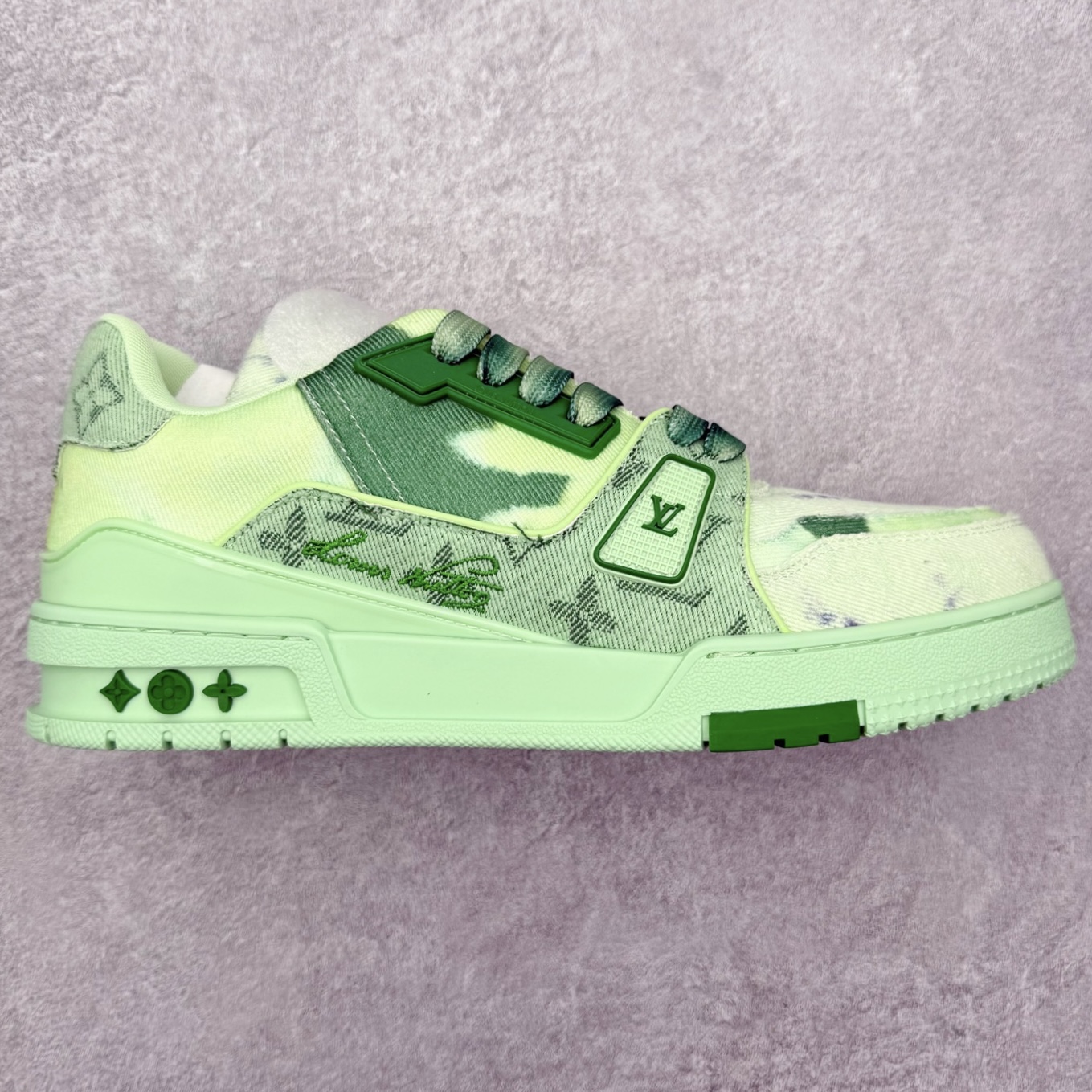 ＃FS纯原福利 Louis Vuitton Trainer lv时装走秀运动鞋 实力大厂出品 平台专供 成熟的做工稳定的品控 完美鞋型超高的清洁度 零毛边线头瑕疵 全套原楦原纸版原鞋开模 全网最具灵魂的版型 正确原装黄色鞋盒 正确中底印花 鞋面印花3D高频深度立体 全鞋电脑针车 紧密相连 针距密度一致 环保乳胶注塑鞋垫 厚度脚感还原原版 皮面裁剪部位 统一油边封口工艺 原装橡胶大底含胶量大底组合零偏差 专柜全套包装 防尘袋 说明书 质保卡 男女鞋 尺码对应库存明细‼️-选品中心