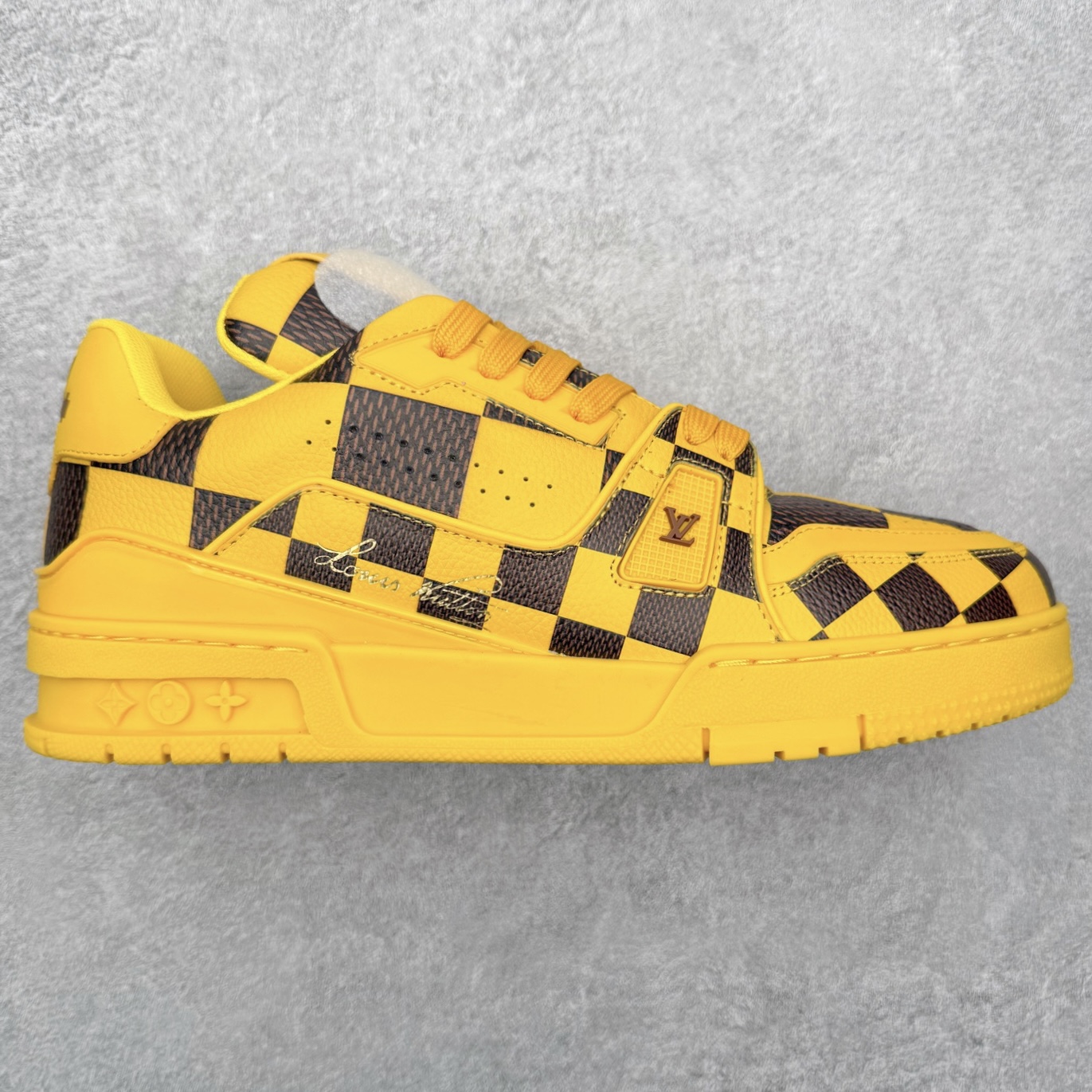 图片[2]-＃FS纯原福利 Louis Vuitton Trainer lv时装走秀运动鞋 实力大厂出品 平台专供 成熟的做工稳定的品控 完美鞋型超高的清洁度 零毛边线头瑕疵 全套原楦原纸版原鞋开模 全网最具灵魂的版型 正确原装黄色鞋盒 正确中底印花 鞋面印花3D高频深度立体 全鞋电脑针车 紧密相连 针距密度一致 环保乳胶注塑鞋垫 厚度脚感还原原版 皮面裁剪部位 统一油边封口工艺 原装橡胶大底含胶量大底组合零偏差 专柜全套包装 防尘袋 说明书 质保卡 男女鞋 尺码对应库存明细‼️-选品中心