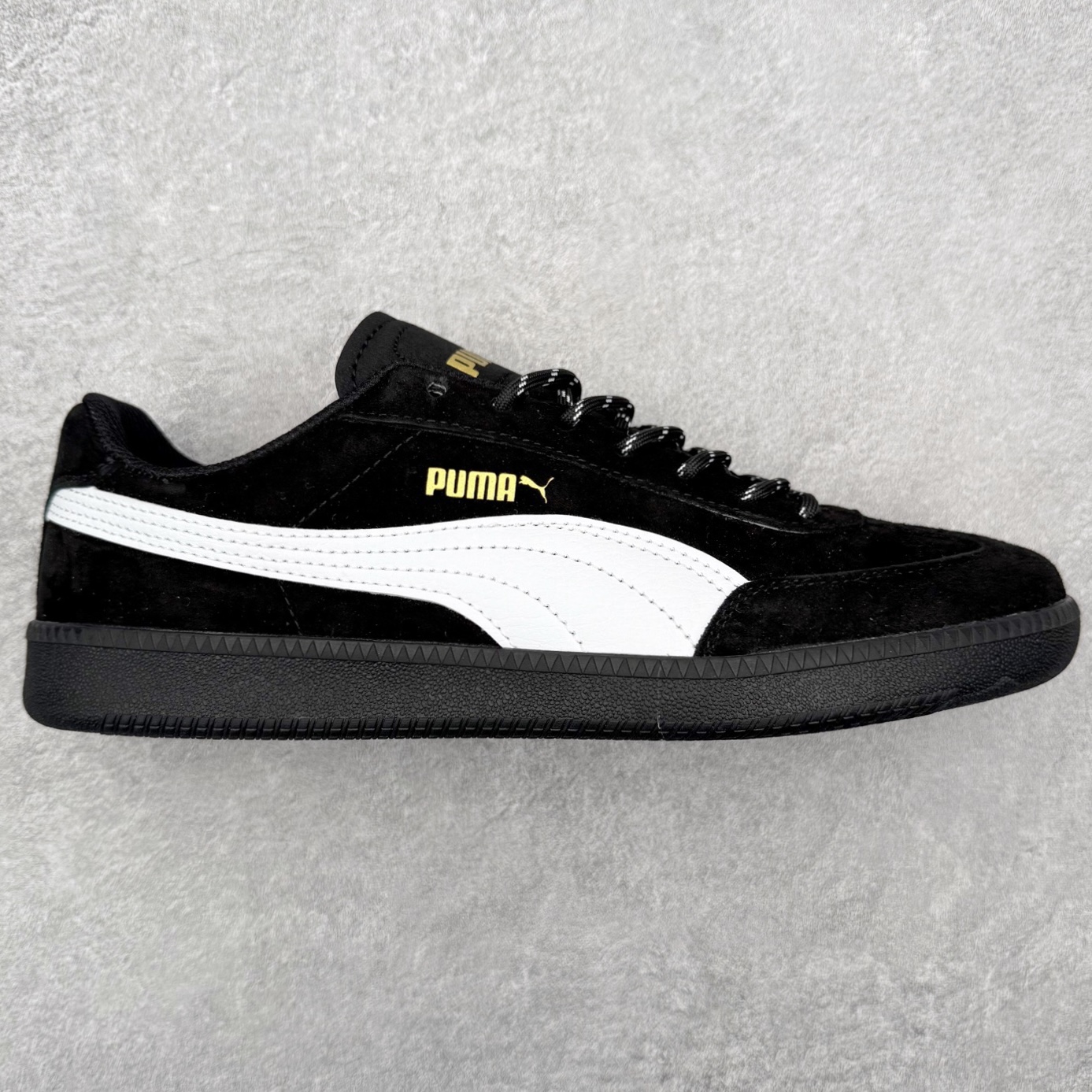 PUMA Palermo Trainer 彪马防滑耐磨低帮德训休闲板鞋 简约又不失设计巧思的帅气风格让它轻松驾驭日常休闲或滑板场合 运动兼具匠心 细节彰显品质 衬垫边缘以提供支撑和灵活性 强化鞋头以承受持续的磨损 耐磨性强 稳定性高 抓地更牢 不易打滑 尺码： 35 36 36.5 37.5 38 38.5 39 40 40.5 41 42 42.5 43 44 45-选品中心
