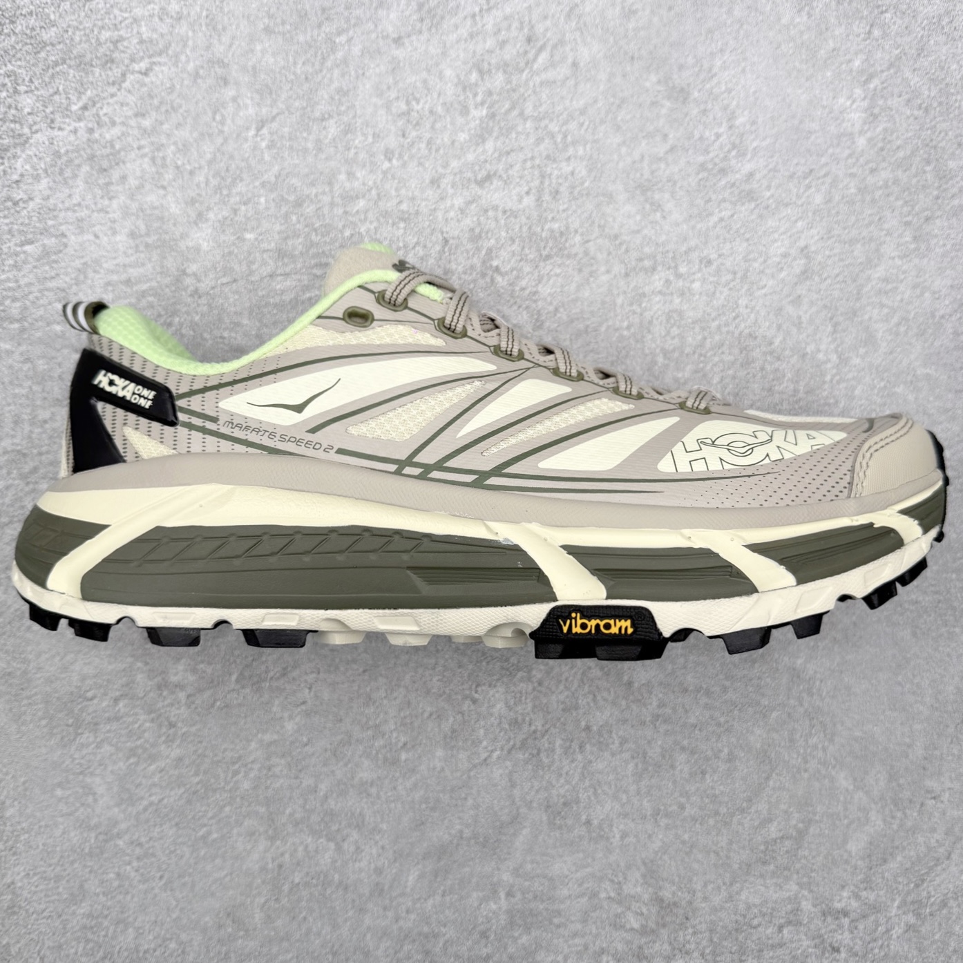 HOKA ONE ONE Mafate Speed 2 Low 玛法特2代系列低帮轻量户外越野休闲运动慢跑鞋 HOKA ONE ONE 最近推出了一个胶囊系列 Origin Story 这个系列里的 Mafate Speed 2 可以说让我日思夜想有一阵子了 最近终于拔草 让我来分享一下这双也是上脚赞到爆的越野跑鞋吧 以阿尔卑斯山脉作为主题将亮黄色与蓝色调覆盖在这经典轮廓之上 配色的呈现效果相当亮眼 以至于很多人买这个配色是用来日常搭配的 鞋面采用超轻的无缝架构 轻薄的TPU贴在透气的鞋面材料上 减轻重量同时也保证了支撑性 鞋底则采用滚动平衡技术 引导跑者回归自然步态 祖传的神奇EVA材质中底依旧是一如既往地表现优秀 能提供充足的缓震 作为HOKA家的越野跑鞋 VIBRAM 橡胶大底也是必不可少的 即便在复杂湿滑的地形 依旧能有良好的抓地力及稳定性 鞋带采用了弹性不易松脱的扁宽弹性鞋带 前掌与中掌部分也进行了加宽 也更加适合亚洲人的脚型 是一款十分全面且足够强悍的户外硬核越野鞋 而这双极其亮眼的越野跑鞋恰好又是在江山一百中参赛的UTMB冠军 Ludovic POMMERET 夺冠时穿着的战靴 这就让它变得更加有吸引力了 用来日常搭配的话短裤是基本不挑 长裤我个人推荐阔腿裤 工装裤以及各种长筒牛仔裤都可以 尺码：36 36.5 37.5 38 38.5 39 40 40.5 41 42 42.5 43 44 44.5 45-选品中心