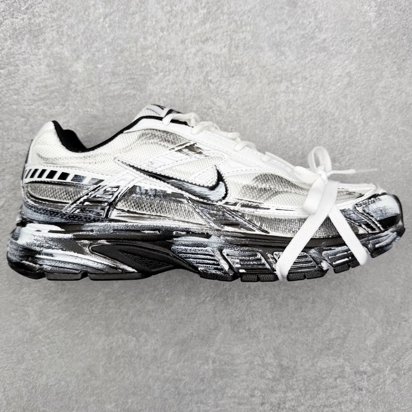 NK Initiator 创始者系列复古老爹鞋运动舒适复古网布合成革减震防滑耐磨低帮休闲跑步鞋 Ins爆火全新韩系古着风 回味经典 采用透气网眼鞋面和支撑覆盖层 自然运动设计的Phlyon中底用于缓冲 BRS 1000碳橡胶外底具有轻质柔韧性 牵引力和耐用性 尺码：36 36.5 37.5 38 38.5 39 40 40.5 41 42 42.5 43 44 45-选品中心