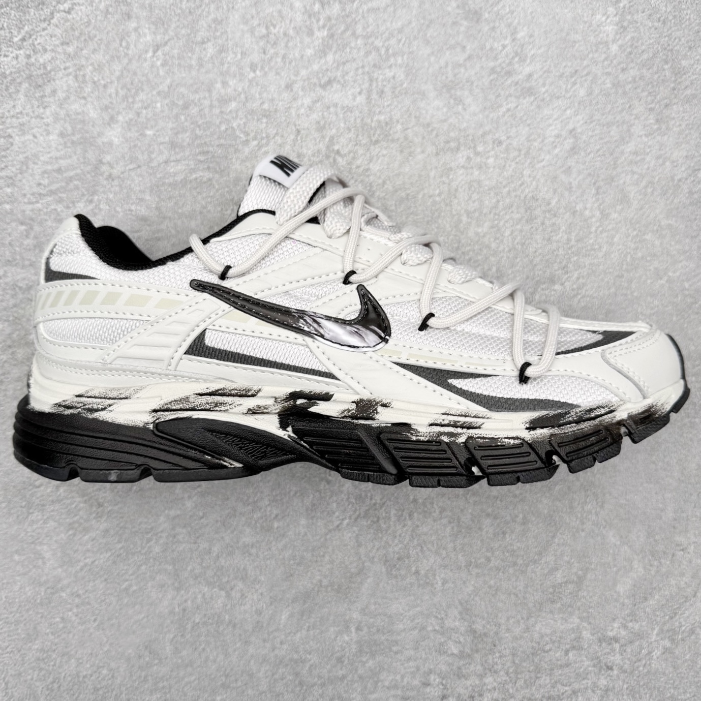 NK Initiator 创始者系列复古老爹鞋运动舒适复古网布合成革减震防滑耐磨低帮休闲跑步鞋 Ins爆火全新韩系古着风 回味经典 采用透气网眼鞋面和支撑覆盖层 自然运动设计的Phlyon中底用于缓冲 BRS 1000碳橡胶外底具有轻质柔韧性 牵引力和耐用性 尺码：36 36.5 37.5 38 38.5 39 40 40.5 41 42 42.5 43 44 45-选品中心