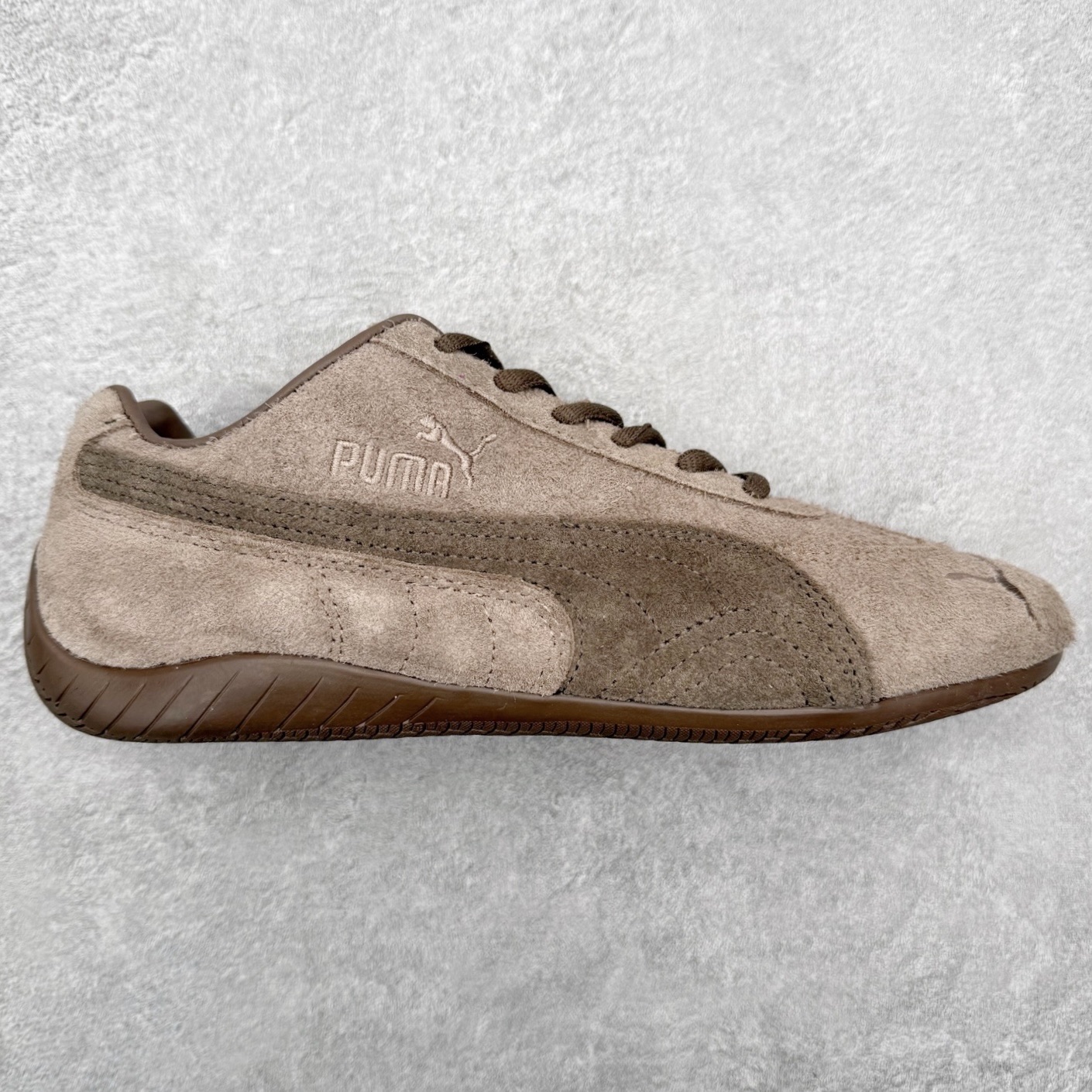 PUMA Speedca OG 彪马极速赛车系列低帮德训风拼接复古百搭休闲运动赛车鞋 鞋款从80、90年代赛车手所穿的防火赛车鞋为原型，鞋身线条模仿了赛车的流线廓形，体现了空气动力学原理的结构。简约流畅的外观，恰好又和贯穿其中的Formstrip Logo融合恰到好处，视觉上细节丰富且协调。本次Speedcat OG鞋款归来，最大看点自然式保留了窄版鞋型以及薄底构造。这两年各品牌鞋底越做越厚，Speedcat反其道而行之，上脚几乎无鞋底的效果带来耳目一新的视觉体验。鞋面依旧是以质感细腻的麂皮材质打造，并且大面积近乎全包裹的使用，复古味道也愈发浓烈。配色上更是将最原始的黑色和红色带回，向F1赛车队的标志性队服致敬。相信让各位一眼种草的更多是出挑的大红色，上脚即可瞬间点亮整体造型，在以球鞋为核心的OOTD中脱颖而出。而另一款黑色则是低调的万金油，彰显新潮个性的同时又不喧宾夺主，也是热爱简约系穿搭朋友的首选。 尺码：35.5 36 37 37.5 38 38.5 39 40 40.5 41 42 42.5 43 44 44.5 45-选品中心