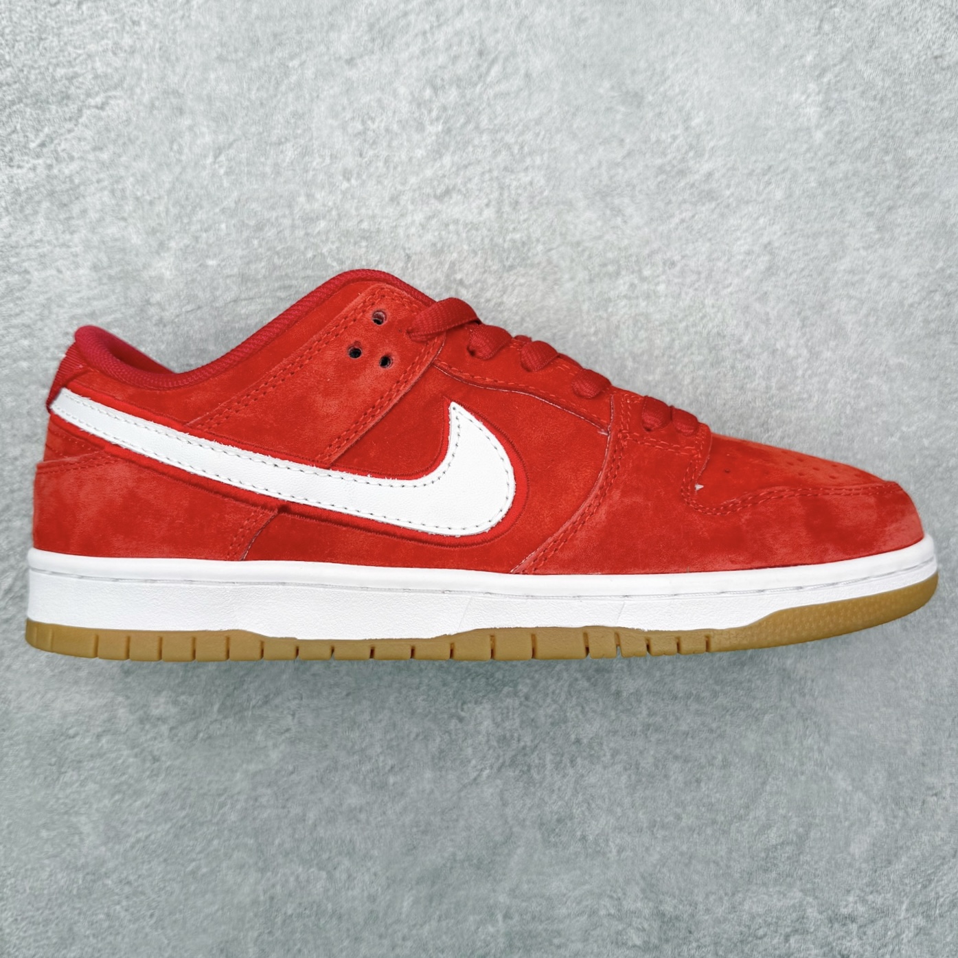 ＃F版 NK SB Dunk Low Pro 红白生胶 FZ1287-300 实力大厂出品 新配色陆续开发 利润个位数只为口碑 全套原纸板楦头开发 确保原汁原味 完美呈现DUNK版型 一比一鞋头弧度高度鞋身弧度 此版本只针对中端市场 皮料材质有所更替 其他数据细节工艺流程均保持一致 绝不口嗨 细节品控鞋型随意对比 独家私模官方第六代原厂航空铝磨具打磨大底 鞋头坡度极致还原 无解鞋型 原盒原配 圈内天花板工艺 原厂玻璃冲刀 超高清洁度 全鞋零毛边皮料切割 原厂中底布点胶 中底布拉帮走线遵循公司 尺码：36 36.5 37.5 38 38.5 39 40 40.5 41 42 42.5 43 44 44.5 45 46-选品中心