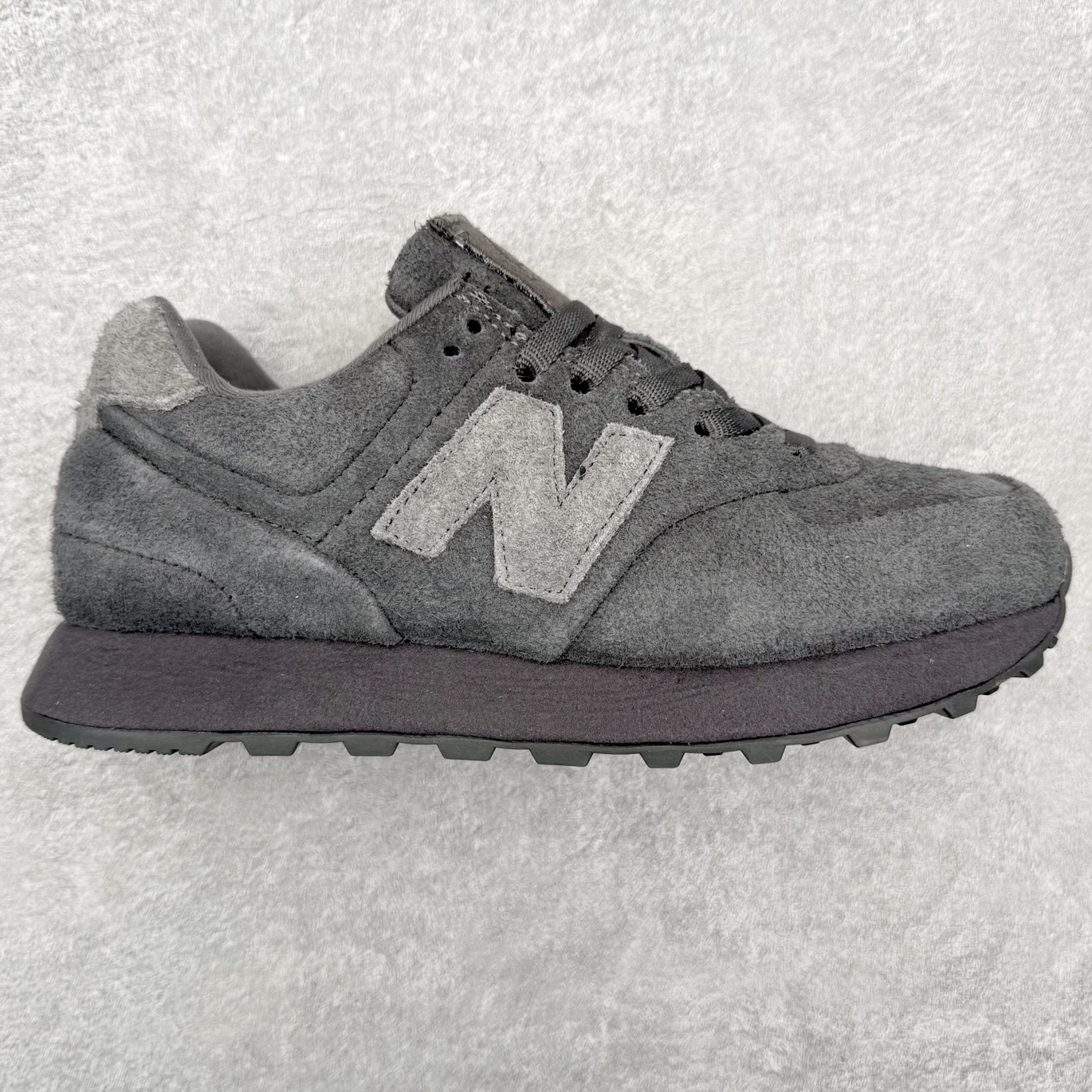 NB新百伦New Balance U574升级版系列低帮复古休闲运动慢跑鞋 新版NB574，妥妥美产既视感有木有。相较传统574，新版鞋跟及鞋面设计自带9系美产既视感！鞋面、内衬质感以及穿着体验更加！鞋型更流畅和饱满,鞋底增添了风格的多样化!底部升级橡胶颗粒大底,更防滑耐磨,上脚后感觉柔软且舒适。尺码：36 36.5 37.5 38 38.5 39.5 40 40.5 41.5 42 42.5 43 44 45-选品中心