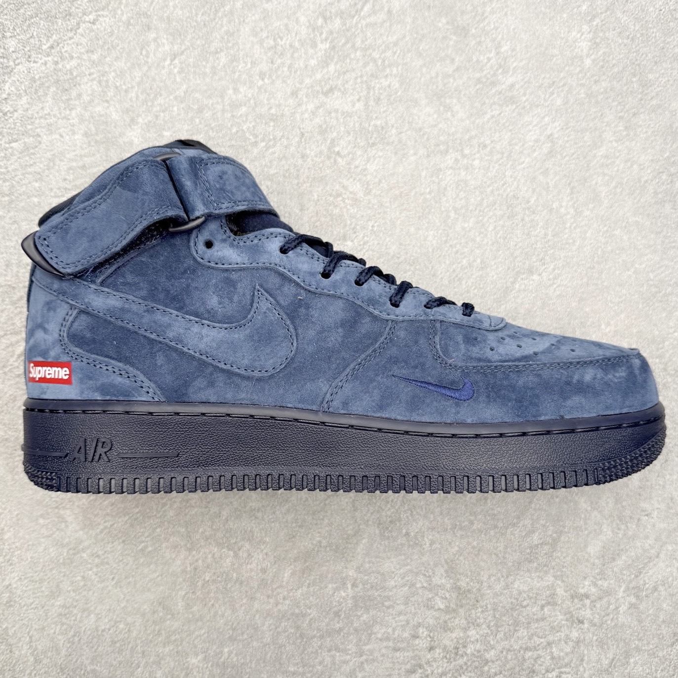 NK Air Force 1´07 Mid 空军一号中帮百搭休闲运动板鞋 DV0788-006 柔软、弹性十足的缓震性能和出色的中底设计 横跨复古与现代的外型结合 造就出风靡全球 三十多年的Force 1 直到今天还深受青睐 实拍调校N版已经零色差零失真 百分百还原实物色彩所见即所得 不存在货不对板色差等低级问题 选购参考实物拍摄 不混卖不参货 只用心做好货严格选品 承诺混一赔十 尺码：36 36.5 37.5 38 38.5 39 40 40.5 41 42 42.5 43 44 44.5 45-选品中心