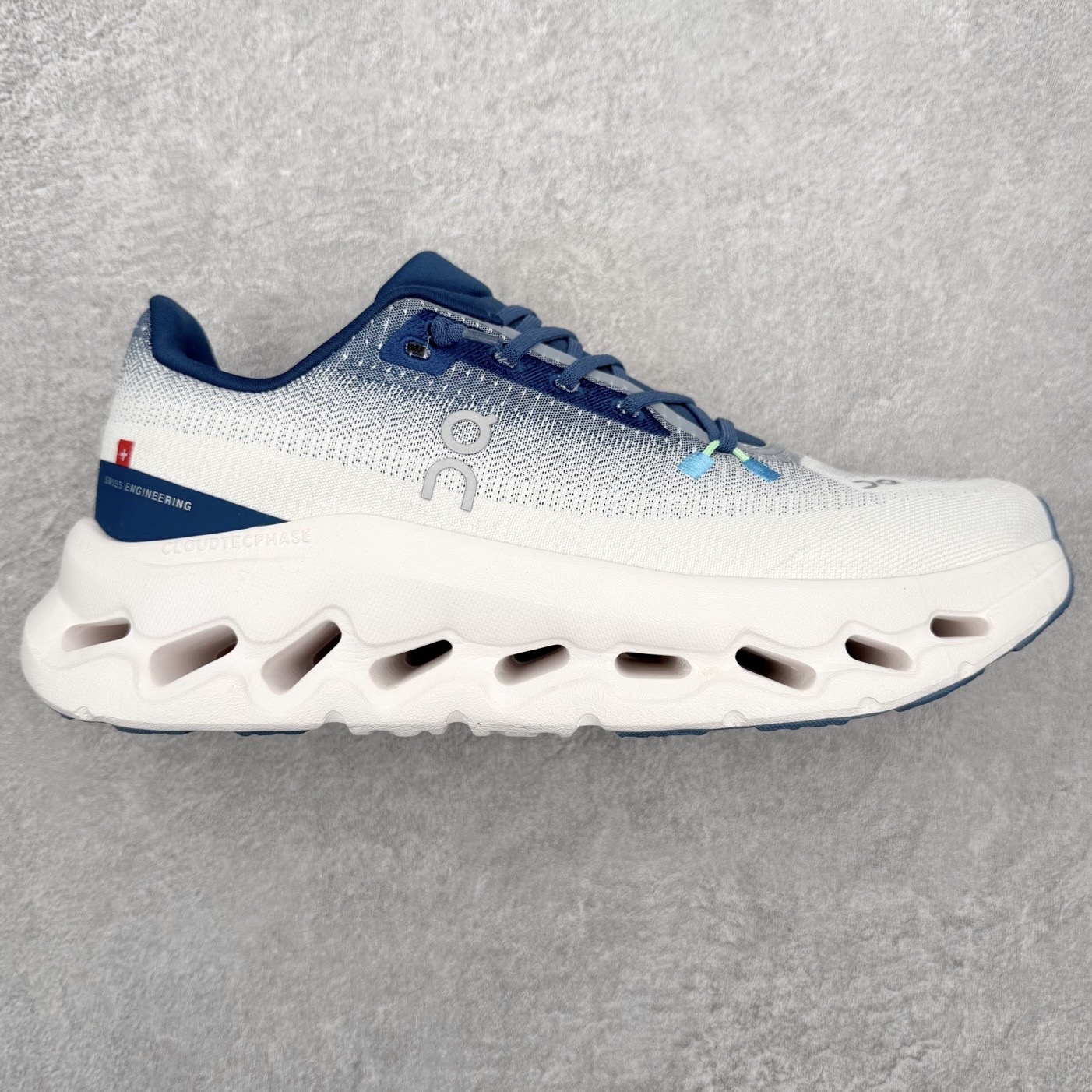 On昂跑 Cloudtilt 圆头系带减震耐磨低帮生活休闲鞋 此运动品牌 开创于2010年 缓震着陆、强效回弹、轻柔质感的设计构思始终是ON研制关键 与此同时基于“为全球提供革新性的跑步感受”信念 陆续推出了多款跑鞋及其以专业运动人体跑步工程学为设计关键的功能性跑步服饰设备 让跑者不费力气地畅快畅跑 尺码：36 36.5 37.5 38 38.5 39 40 40.5 41 42 42.5 43 44 44.5 45-选品中心