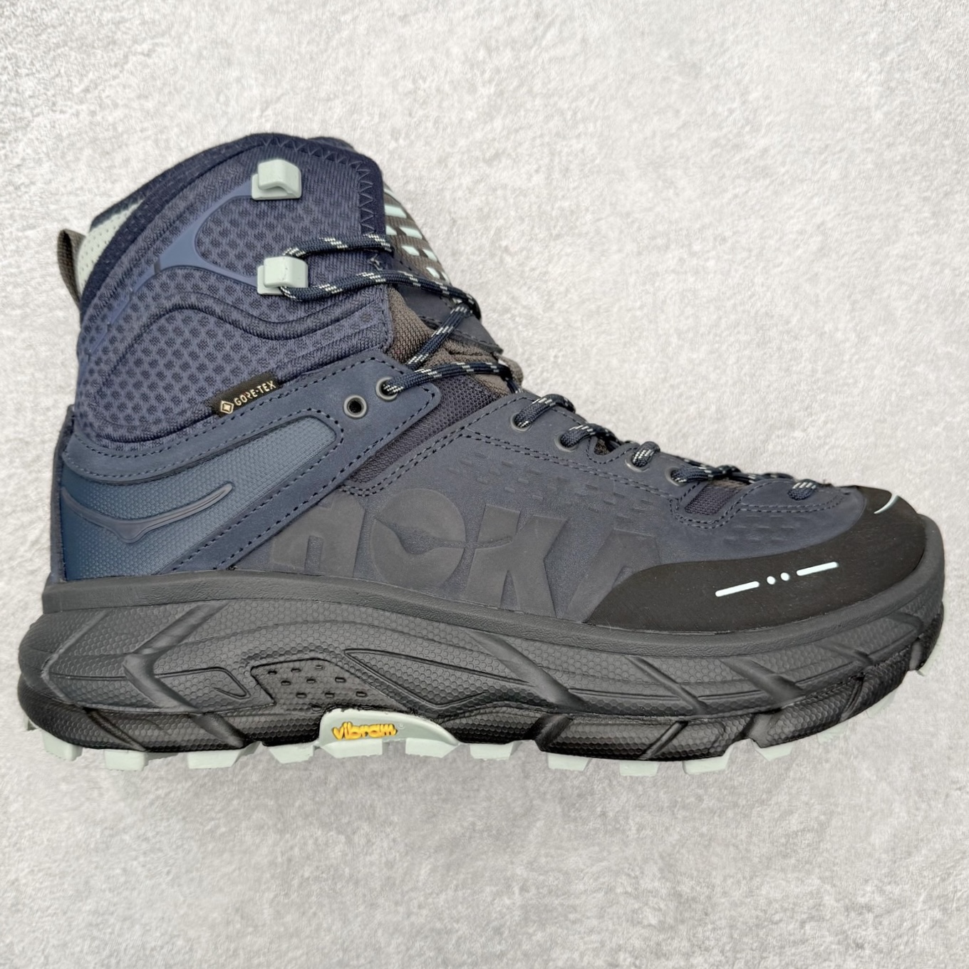 ＃纯原 JL-A.L x HOKA ONE ONE Tor Ultra HI 托亚高帮联名款舒适防滑防水高帮户外功能鞋 鞋款利用机能、户外、复古元素将都市型格与户外机能无缝结合 既能自由穿梭于城市的钢筋水泥之间 也能轻松演绎山系潮流搭配 全粒面皮革结合模压鞋口 提升持久耐穿度 直至鞋头的鞋带设计 舒适灵活的调节 搭配鞋头处HOKA ONE ONE飞翼纹饰 营造了个性十足的张扬气场 Tor Ultra 配备 Vibram® 鞋底与 EVA 和RMAT® 中底 给穿著者最佳的抓地力及舒适性 另外中底的金属摇杆可稳定脚部行程 当走过崎岖山路时依然让脚部得到平稳的感觉 而整对鞋以皮革和耐用尼龙布材打造 与坚固的鞋底相结合 可以牢固地支撑脚部和脚踝 另外外层搭载的Event技术 保持鞋履防水以及鞋内透气作用 尺码：36 36.5 37.5 38 38.5 39 40 40.5 41 42 42.5 43 44 44.5 45 46-选品中心