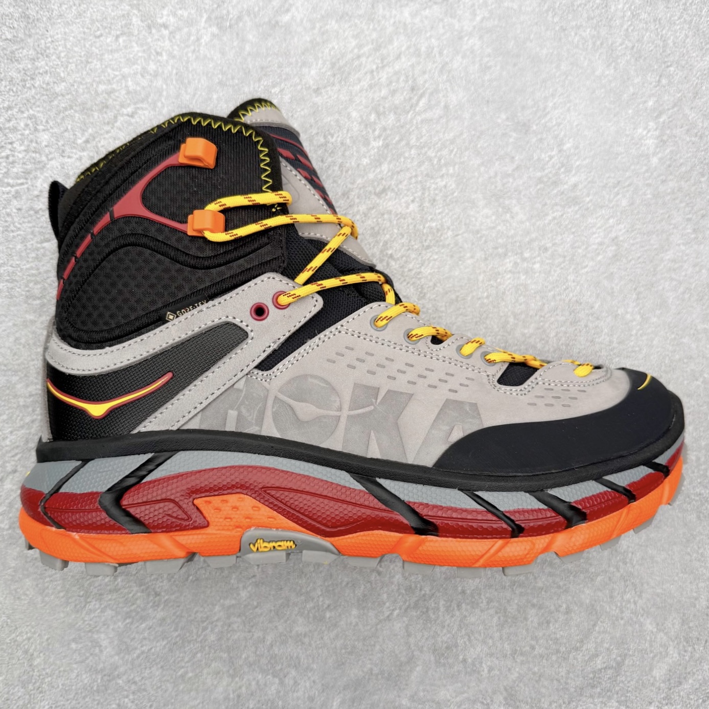 ＃纯原 JL-A.L x HOKA ONE ONE Tor Ultra HI 托亚高帮联名款舒适防滑防水高帮户外功能鞋 鞋款利用机能、户外、复古元素将都市型格与户外机能无缝结合 既能自由穿梭于城市的钢筋水泥之间 也能轻松演绎山系潮流搭配 全粒面皮革结合模压鞋口 提升持久耐穿度 直至鞋头的鞋带设计 舒适灵活的调节 搭配鞋头处HOKA ONE ONE飞翼纹饰 营造了个性十足的张扬气场 Tor Ultra 配备 Vibram® 鞋底与 EVA 和RMAT® 中底 给穿著者最佳的抓地力及舒适性 另外中底的金属摇杆可稳定脚部行程 当走过崎岖山路时依然让脚部得到平稳的感觉 而整对鞋以皮革和耐用尼龙布材打造 与坚固的鞋底相结合 可以牢固地支撑脚部和脚踝 另外外层搭载的Event技术 保持鞋履防水以及鞋内透气作用 尺码：36 36.5 37.5 38 38.5 39 40 40.5 41 42 42.5 43 44 44.5 45 46-选品中心