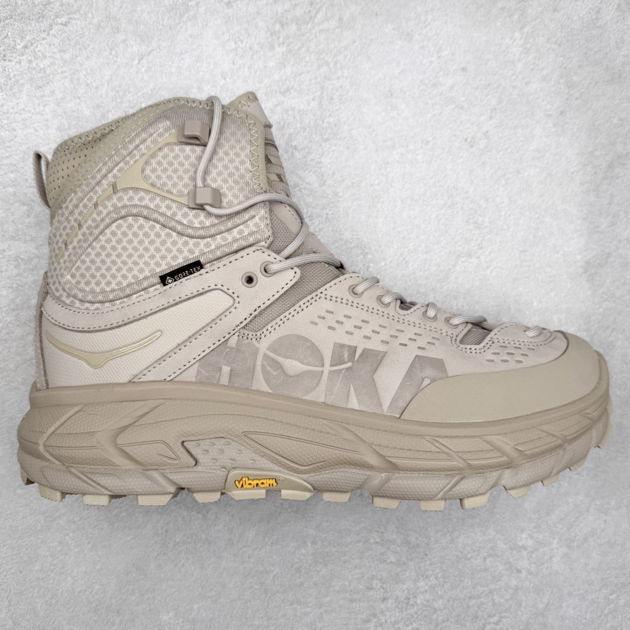 ＃纯原 JL-A.L x HOKA ONE ONE Tor Ultra HI 托亚高帮联名款舒适防滑防水高帮户外功能鞋 鞋款利用机能、户外、复古元素将都市型格与户外机能无缝结合 既能自由穿梭于城市的钢筋水泥之间 也能轻松演绎山系潮流搭配 全粒面皮革结合模压鞋口 提升持久耐穿度 直至鞋头的鞋带设计 舒适灵活的调节 搭配鞋头处HOKA ONE ONE飞翼纹饰 营造了个性十足的张扬气场 Tor Ultra 配备 Vibram® 鞋底与 EVA 和RMAT® 中底 给穿著者最佳的抓地力及舒适性 另外中底的金属摇杆可稳定脚部行程 当走过崎岖山路时依然让脚部得到平稳的感觉 而整对鞋以皮革和耐用尼龙布材打造 与坚固的鞋底相结合 可以牢固地支撑脚部和脚踝 另外外层搭载的Event技术 保持鞋履防水以及鞋内透气作用 尺码：36 36.5 37.5 38 38.5 39 40 40.5 41 42 42.5 43 44 44.5 45 46-选品中心