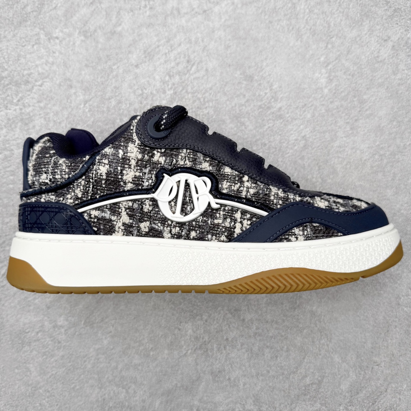 ＃FS纯原福利 DIOR迪奥 B9S 面包鞋 皮革 圆头厚底系带低帮板鞋 Christian Dior，简称迪奥（Dior），是法国著名高价奢侈品品牌。迪奥公司由法国时装设计师克里斯汀•迪奥创立，总部设在巴黎。自1946年创始以来，Dior一直是华丽与高雅的代名词。不论是时装、化妆品或是其他产品，克里斯汀•迪奥在时尚殿堂一直雄踞顶端Dior之所以能成为经典，除了其创新中又带着优雅的设计，亦培育出许多优秀的年轻设计师。主要经营女装、男装、首饰、香水、化妆品、童装等高档。尺码对应库存明细‼️-选品中心