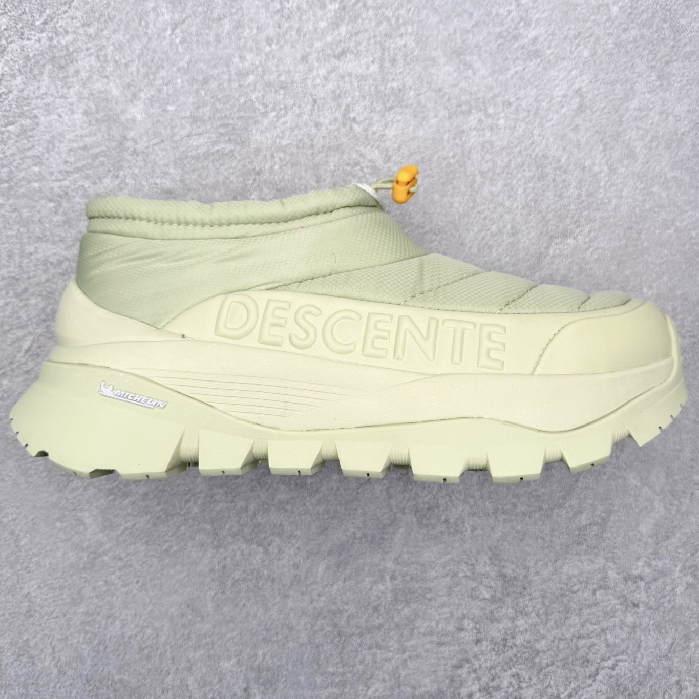 迪桑特DESCENTE SKI STYLE系列 P棉马卡龙厚底面包营地鞋保暖防滑耐磨生活休闲鞋 DESCENTE（迪桑特）创立于1935年，品牌名取自法语词汇，意为“滑降”。品牌箭头标识代表滑雪的三种技术“高速直线滑行”、“穿越”和“侧滑”，也寓意品牌在打造高端专业运动产品中不断追求完美的创新精神，致力于成为中国高端专业滑雪、综训、女子、铁人三项、高尔夫的第一品牌。实拍调校N版已经零色差零失真 百分百还原实物色彩所见即所得 不存在货不对板色差等低级问题 选购参考实物拍摄 不混卖不参货 只用心做好货严格选品 承诺混一赔十 尺码：36 36.5 37.5 38 38.5 39 40 40.5 41 42 42.5 43 44 44.5 45-选品中心