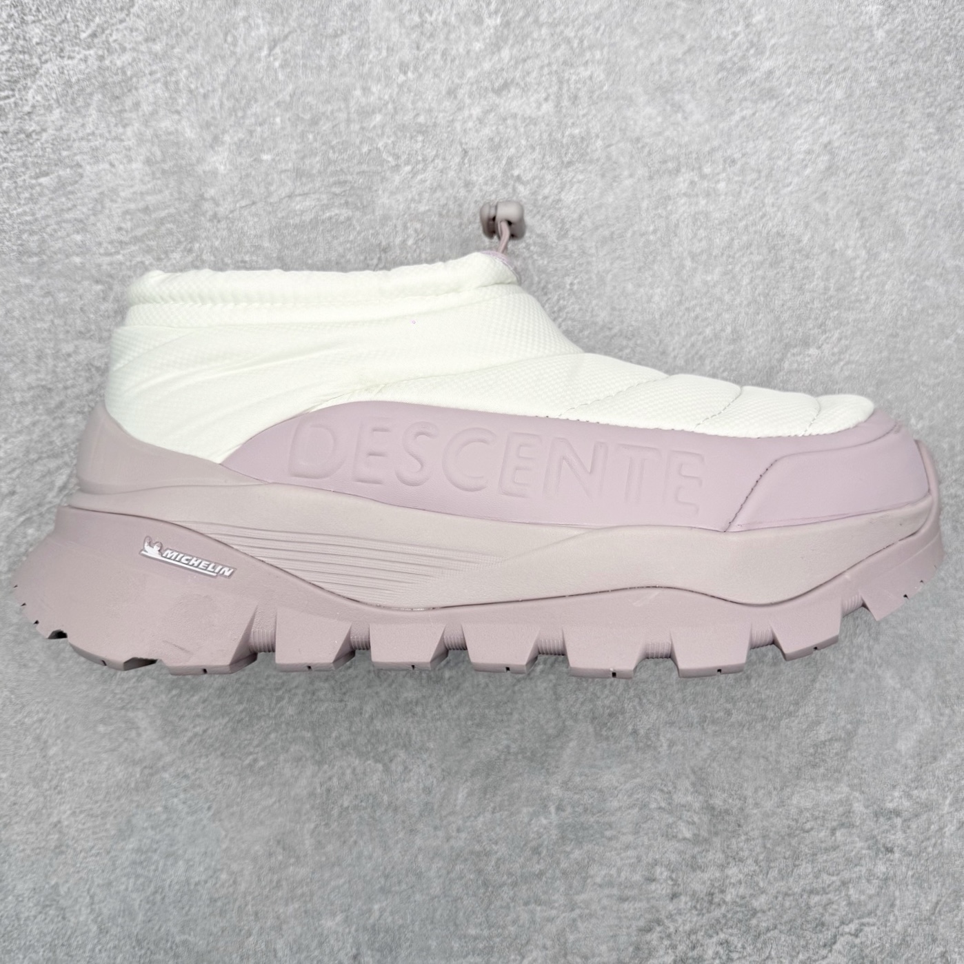 迪桑特DESCENTE SKI STYLE系列 P棉马卡龙厚底面包营地鞋保暖防滑耐磨生活休闲鞋 DESCENTE（迪桑特）创立于1935年，品牌名取自法语词汇，意为“滑降”。品牌箭头标识代表滑雪的三种技术“高速直线滑行”、“穿越”和“侧滑”，也寓意品牌在打造高端专业运动产品中不断追求完美的创新精神，致力于成为中国高端专业滑雪、综训、女子、铁人三项、高尔夫的第一品牌。实拍调校N版已经零色差零失真 百分百还原实物色彩所见即所得 不存在货不对板色差等低级问题 选购参考实物拍摄 不混卖不参货 只用心做好货严格选品 承诺混一赔十 尺码：36 36.5 37.5 38 38.5 39 40 40.5 41 42 42.5 43 44 44.5 45-选品中心