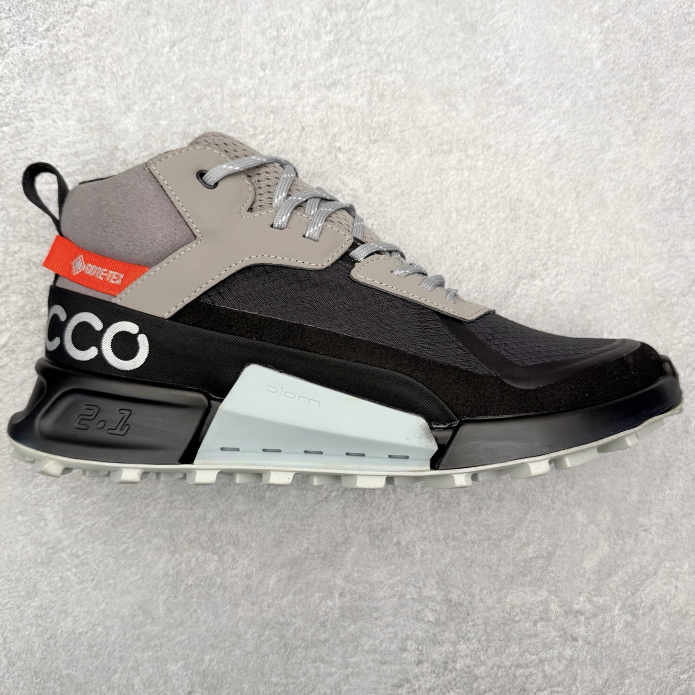 ECCO爱步BIOM缓震防水男鞋 徒步越野运动鞋 健步2.1山地鞋 户外运动鞋 自然律动科技鞋楦，符合人体工学 带来裸足体验 GORE-TEX防水技术结合了优化的透气性和潮湿性天气防护的功能 加固的鞋底结构增强其稳定性，加厚的鞋领提供支持与保护性，以应对挑战的越野地形 PU中底，橡胶大底，抓地力强 具有良好的防滑耐磨性 Ortholite蜂窝状压印鞋垫，长效缓震，亲肤透气 稳固防护 循迹山野 尺码：39 40 41 42 43 44 （正常码）-选品中心